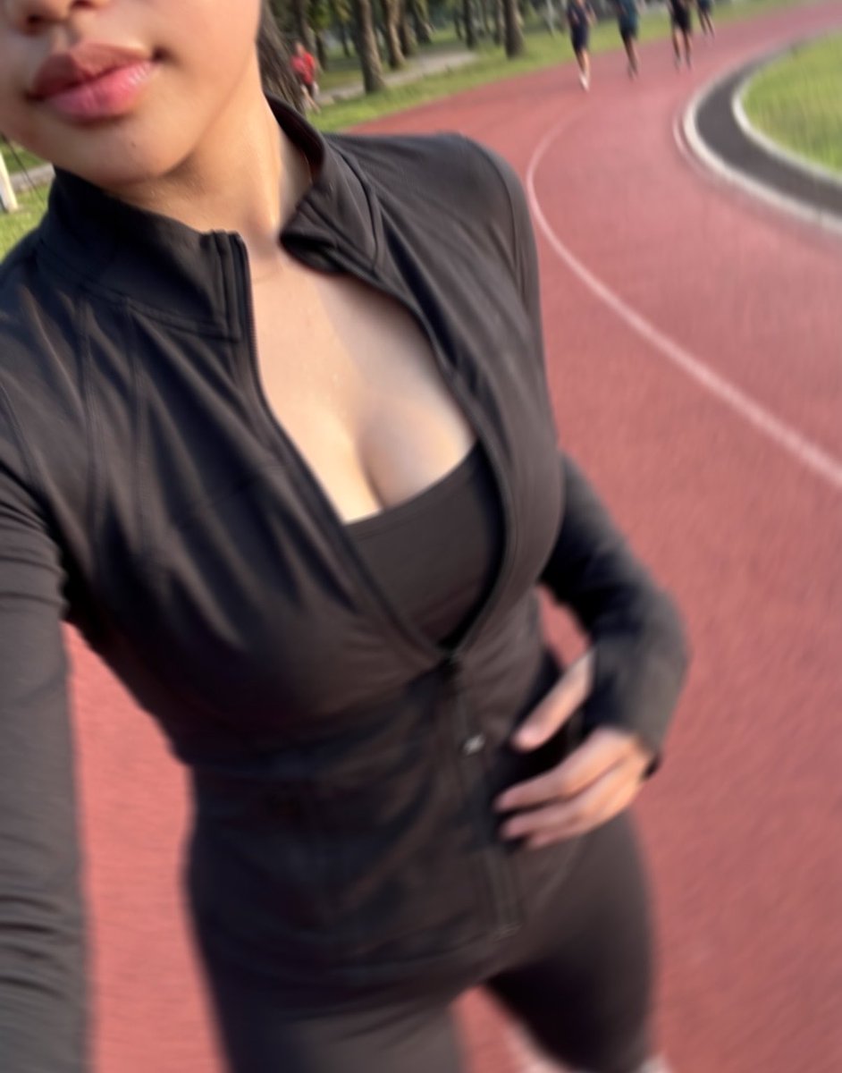 lmaashhaa's tweet photo. first time jogging gapake hijab tkt bgt🙏🏻😭 retweet for full pict 😗 https://t.co/LD325ScbET