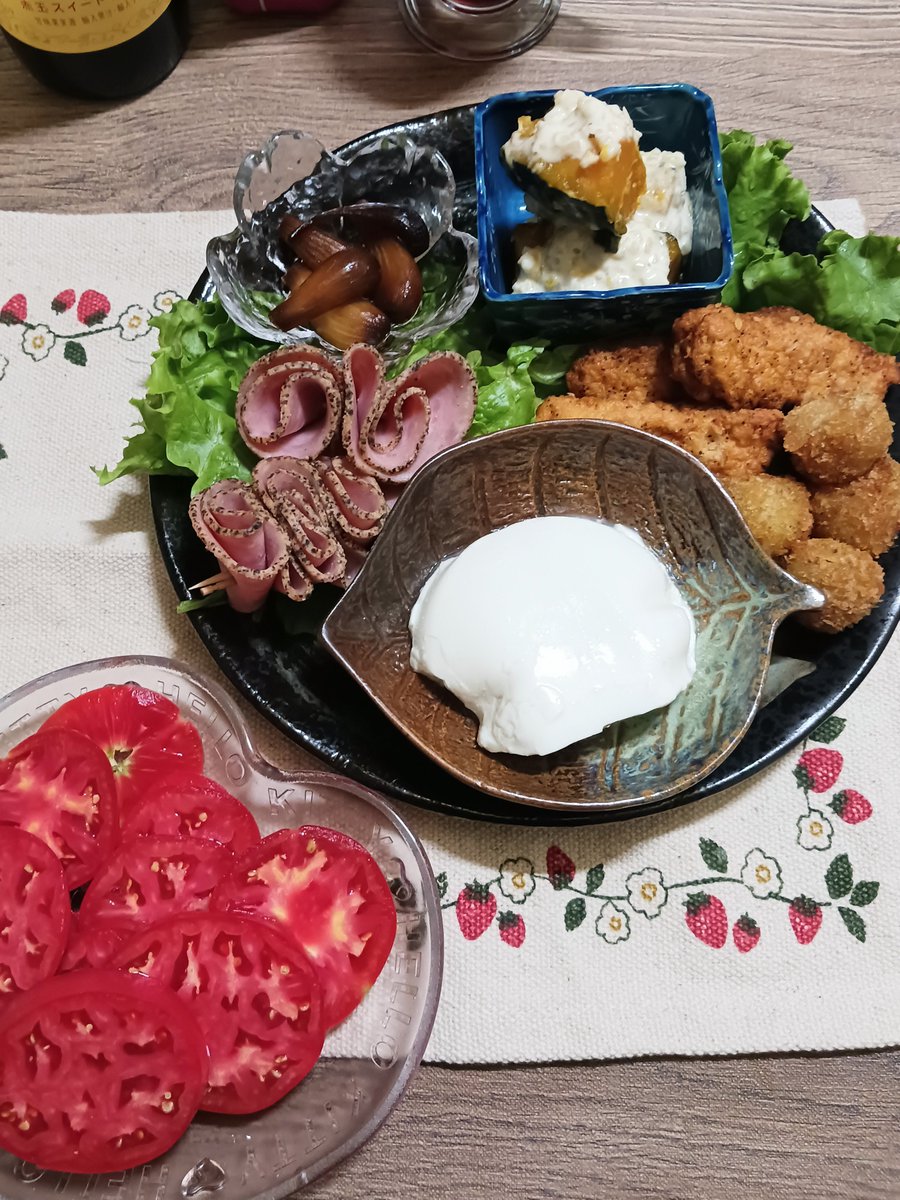 Ako78084697's tweet photo. #おうちご飯
▪️アルモンデおつまみプレート
  (かぼちゃのレモンタルタル和え)
  (黒糖甘酢らっきょう)
  (パストラミポーク)
  (スパイシーチキン&amp;ギョニソフライ)
  (湯葉豆腐)
▪️冷やしトマト
#赤玉スイートワインのファンタ割り🍷

#家庭菜園
今日の収穫トマト
アロイ、セレブ、ブラッディタイガー https://t.co/ZUP26vU4xz