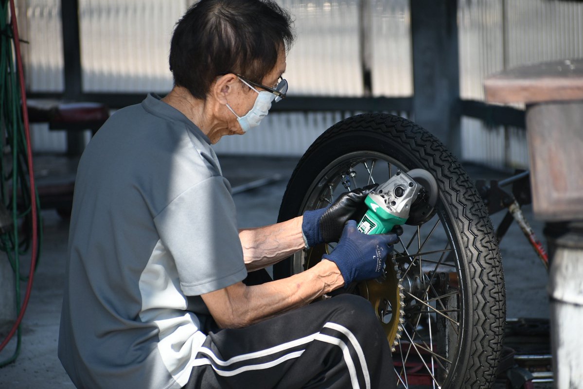 massu_auto's tweet photo. 明日、80歳のお誕生日を迎える鈴木章夫選手！

「こんなに長く続けるとは思ってなかったよ。オートが好きだから？いやいやそんなことないよー（笑）。
そうだねえ、一走一走ただただ走っていたらこんな歳になっていたよ（笑）」

今節は2節連続開催のため、明日は7走目！
スゴすぎます！タフすぎます！ https://t.co/e0WgBBS1Qb