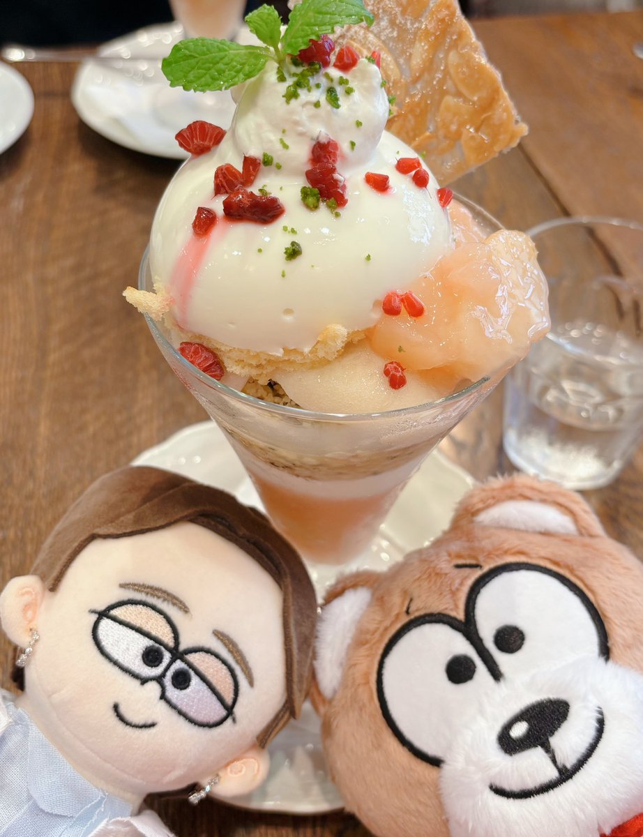 usaecom's tweet photo. 🍑パフェ美味しかった😋
別界隈のお友達はぬいを忘れてきました😂 https://t.co/dnyPemnPAO