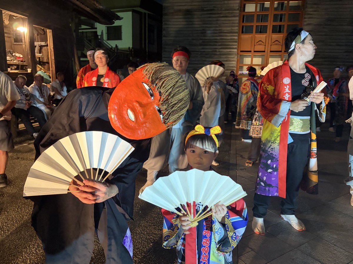 shojoreborn's tweet photo. 【盆フェス99000days 2026】
笠寺いちりさんが手掛ける、よさこいタイムにて
猩々チームの総踊り『ワクハピ』を演舞😄
浴衣を着た子どもたちが一緒に踊ってくれました🥺✨
茜空Night2026では、配られた白扇子を片手にみんなで踊り
夜空に白扇子がはためいて優雅な雰囲気でした🌙 https://t.co/cQIUuuhbWV