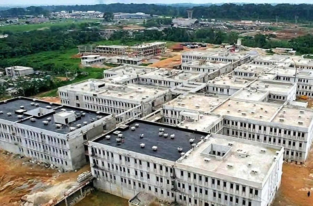 LucaVaran's tweet photo. Ls travaux de construction du futur CHU d'Abobo avancent

Voici les 6 pôles médicaux majeurs de ce futur Centre hospitalier et universitaire :

- Pôle mère-enfant : gynécologie, obstétrique et suivi de l'enfant.
- Pôle tête et cou : spécialités ORL, ophtalmologiques et neurologiques.
- Pôle ostéo-articulaire : traumatologie, orthopédie et rhumatologie.
- Pôle abdomen : chirurgies et pathologies digestives.
- Pôle médecine générale : services de consultation et d'hospitalisation classique.
- Pôle Infectieux : prise en charge des maladies transmissibles et vectorielles

Coût : 80 milliards FCFA, financés, entre autres, par le Budget de l'État de Côte d'Ivoire et le Fonds saoudien de développement.

Particularité : néphrologie d'excellence. Le CHU d'Abobo sera oté d'une grande unité d'hémodialyse et de l'infrastructure requise pour réaliser des greffes rénales.

 le chantier a été lancé en 2022 et devrait être livré en 2025.