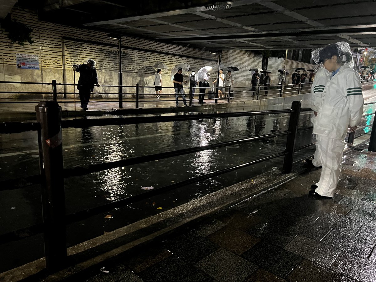 WANIGUNNSOU's tweet photo. 秋葉原で降りて富士ソフトビル側に向かってる途中、ふとこの雨で線路下のアンダーパスは大丈夫だろうかと思って見たらもう完全に水没して封鎖されてました。
ここまで水が溜まってるのは初めて見たなぁ… https://t.co/q6PfWMVVH4
