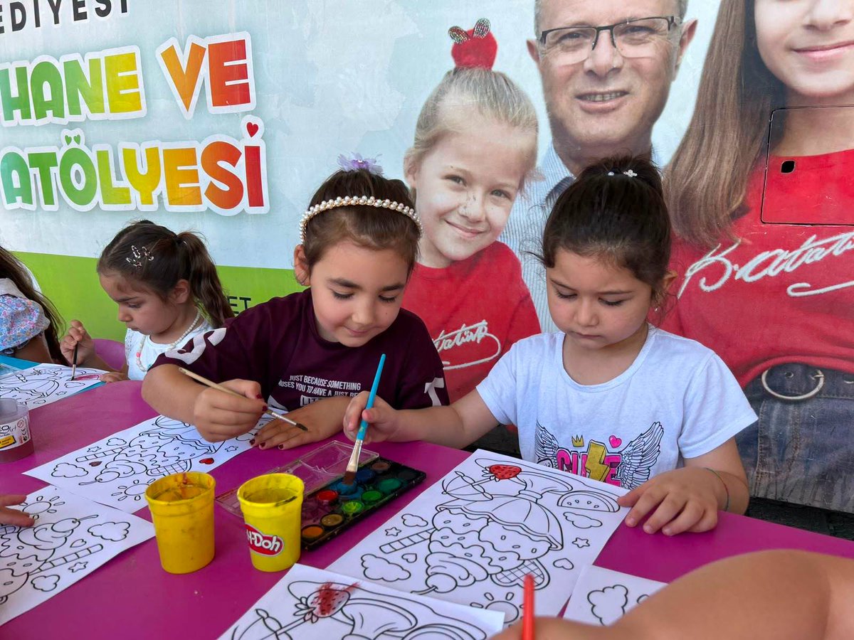 CHPAOkuzcuoglu's tweet photo. Türkiye’de bir ilk olan gezici kreş ve kütüphanemiz, bu hafta Girelli Mahallemizde çocuklarımıza hizmet veriyor.
​Çocuklarımızın eğitimine ve geleceğine mobil destek sağlamaya, yüzlerde tebessüm olmaya devam ediyoruz. https://t.co/XrO6RHVG1e
