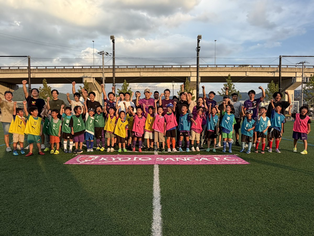 sangafc_school's tweet photo. 【HGイベント エンジョイ親子サッカー教室】

親子で一緒にボールを蹴ったり、ゲームをしたりしながら、楽しくサッカーを満喫しました🙌

たくさんの笑顔と歓声に包まれ、楽しい時間を過ごすことができました✨

ご参加いただいた皆さま、ありがとうございました！

#京都サンガ #サンガスクール https://t.co/7Gp9UO1aIz
