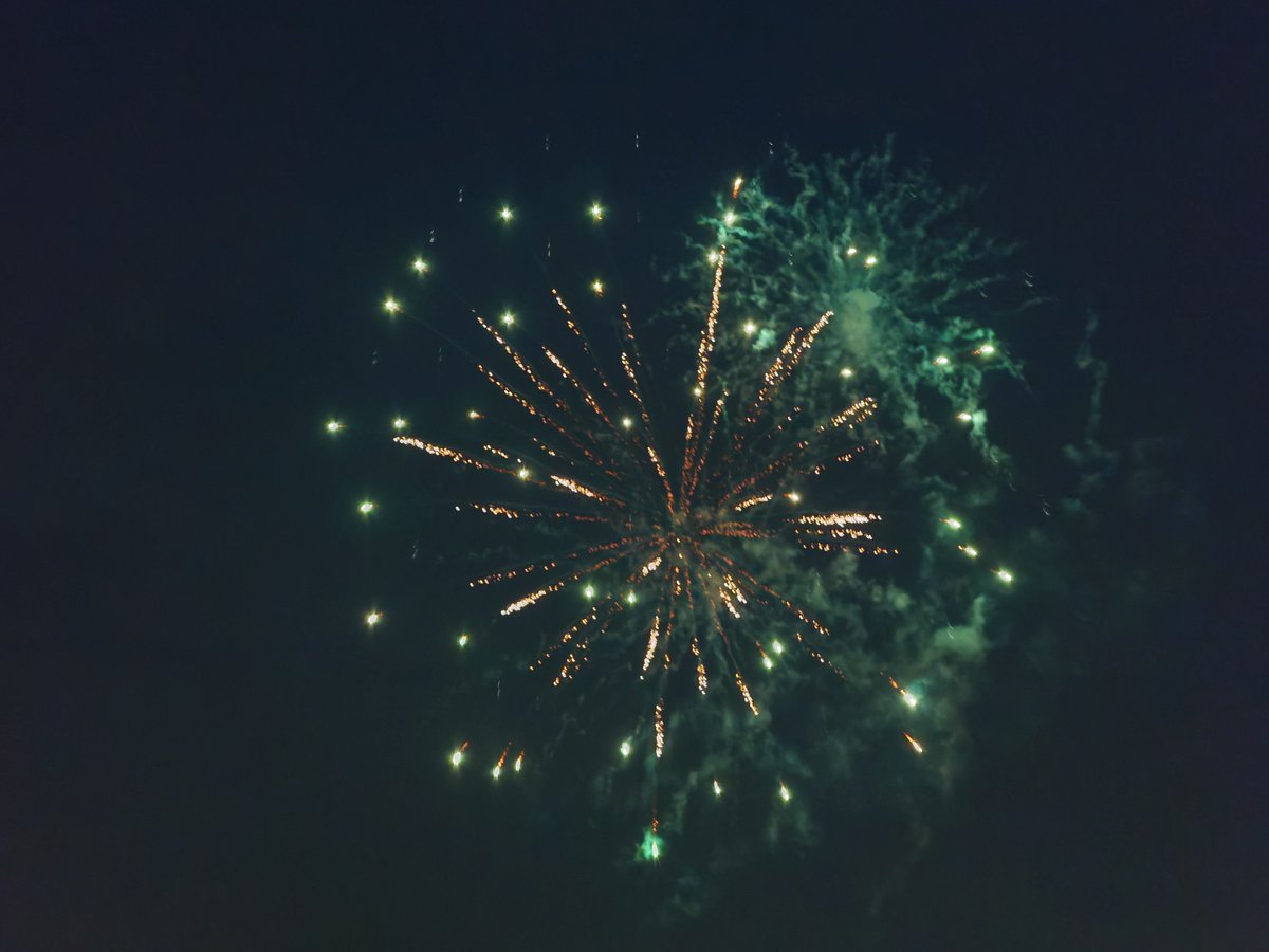 StrideRg350's tweet photo. パチ屋の協賛金で上がる花火 https://t.co/AwwTASC9Tb