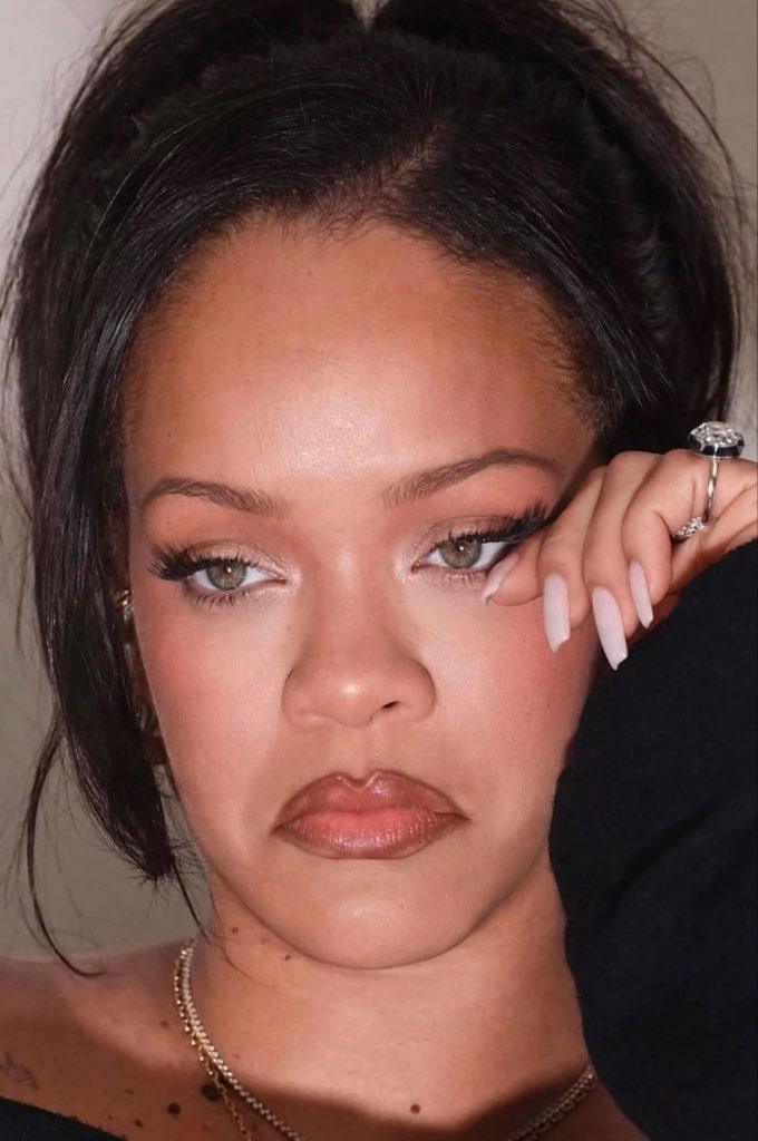 IamJoe_lOmiat's tweet photo. Rihanna breaks the internet with new selfies😍❤️ https://t.co/ZrhQ88Z9fO