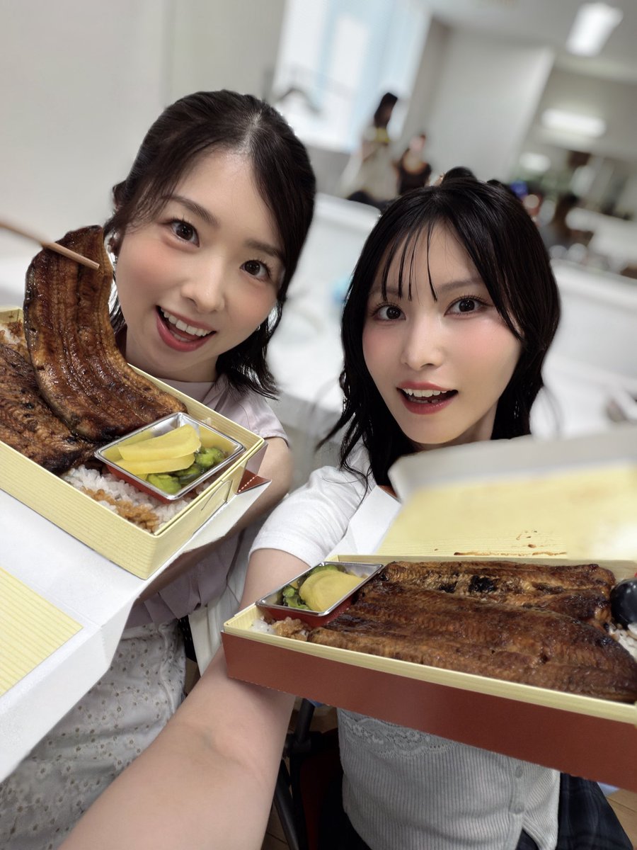 seina_fuku48's tweet photo. #AKBが好きish グループ握手会in浜松🥟
初めて静岡の皆さんに会いに行けて、地元や近くに来てくれてありがとうの声も旅してるよ！もとっても嬉しかったなぁ😉✨
さほせい&amp;17、20期で愉快な楽屋でした
P.S.鰻も浜松餃子も食べられました。心残りはさわやかのハンバーグです🍖
また絶対会いに来ます！！ https://t.co/oy1Lkw6uIt