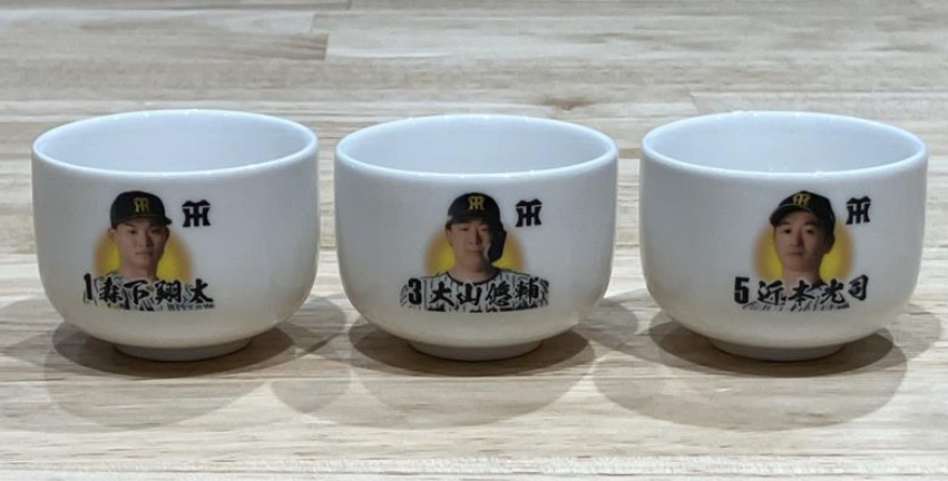 gacha_product's tweet photo. 🐻BIG NEWS🌳
#阪神タ���ガース カプセルトイ新商品発売決定🐯🎉

商品名は、『おちょ虎』（５００円）

『おちょこ』と読���でください😆

全国の #ガチャガチャの森 とPon限定で９月上旬販売予定です🙌

勝利の美酒に酔いしれましょう🍶🐯⚾️

#熱覇　#カプセルトイ　#ガチャガチャ https://t.co/dg8KhKCBKC