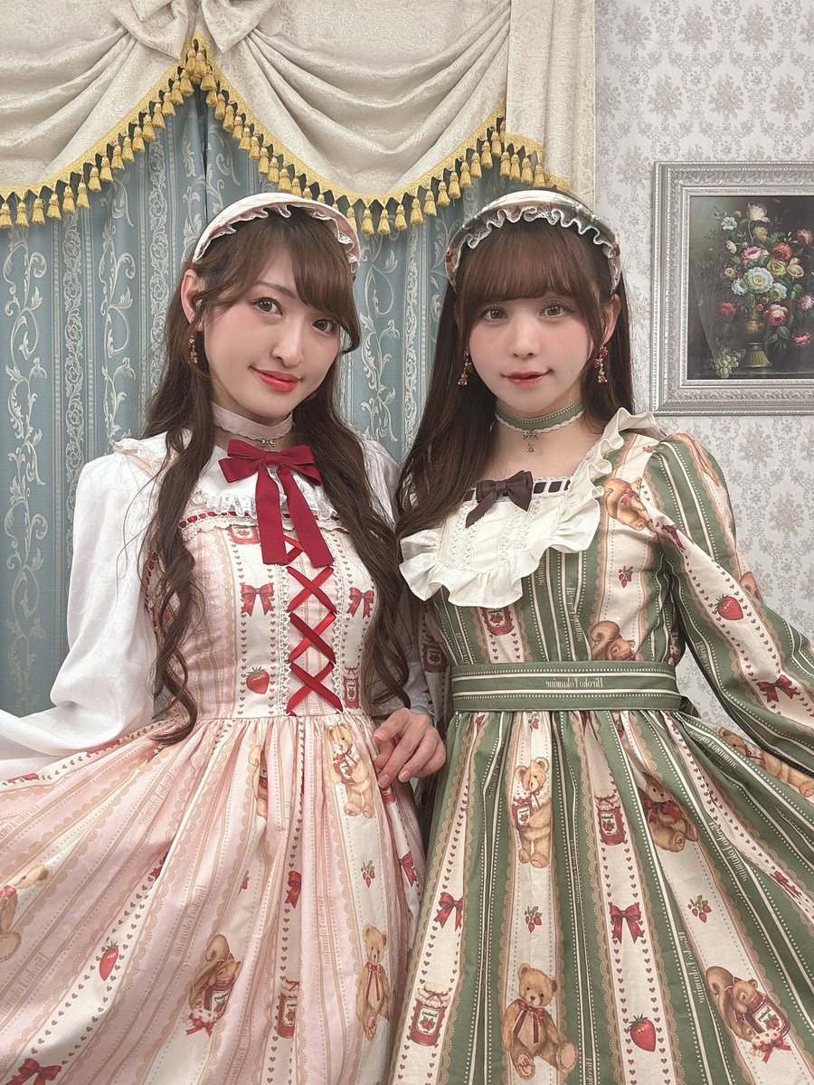 HirokoTokumine's tweet photo. 🧸ご試着について🍓

8月に発表した新作の各アイテムは
アトリエ営業時間内にご試着いただけます♡
※8月31日まで

🍓ご試着当日にご購入される場合はスタートダッシュセール価格適応となります。

🍓また明日23日までにご試着のお問い合わせをいただいた方でスペシャルセール対応商品をご試着当日にご購入される場合は、スペシャルセール価格適応となります。

ご試着をご希望の方は、ご希望日の2営業日前までにお問い合わせのうえ、ご予約ください。

【営業時間】
月　11:00〜20:00
火　定休日
水　定休日
木　11:00〜20:00
金　11:00〜20:00
土　11:00〜20:00
日　17:30〜20:00
※日曜日は洋裁スクール終了後のご案内となります。

【アトリエ所在地】
JR常磐線三河島駅からすぐ
※ご予約時に詳しくご案内いたします。

【ご案内時間】
おひとり様50分でのご案内となります。
※同じ時間帯に、最大6名様までご一緒にご案内させていただく場合がございます。

【ご試着いただけるサイズについて】

サンプルは標準サイズのみのご用意となります。

marcHenTicaは、その他のサイズ感をご確認いただけるサイズ確認用ワンピースもございます。

HoneyTiara、HoneyThereseは1サイズ展開です。
その他のサイズをご希望の場合はご相談となりますので、アトリエにて採寸も可能です。

【お色について】

実物をご覧いただけるのは、インスタライブでご紹介したカラーのみとなります。

その他のカラーは、生地サンプルにてお色をご確認いただけます。

実際のシルエットやサイズ感、生地のお色味をご確認いただきながらお選びいただけますので、迷われている方もぜひご利用ください♡

ご予約・お問い合わせはこちら

→ https://t.co/Euj9ptgqeg