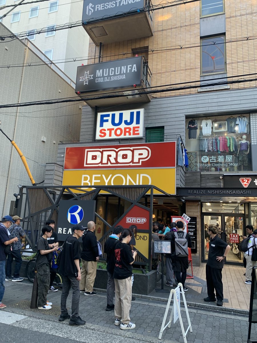 yrP93KFo37xFe5U's tweet photo. 本日のトピちゃんスポットはこちら #心斎橋DROP #TRiDENT #BRAYME #トライミー 普段ライブ定番じゃない曲でやって欲しいのは #CONTINUE #IMAGINATION #DISCODE https://t.co/aYEpAFck4F