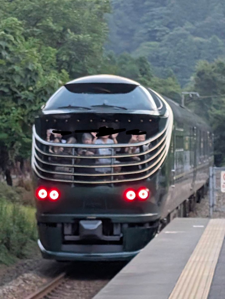 standby4_'s tweet photo. 余部鉄橋にいってきた
たまたまみかけた高級列車、皆が手を振ってたので私も全力でふったらすごくノリがいい人いて笑った。楽しかった。
#瑞風 https://t.co/2DPXiWP2Rb