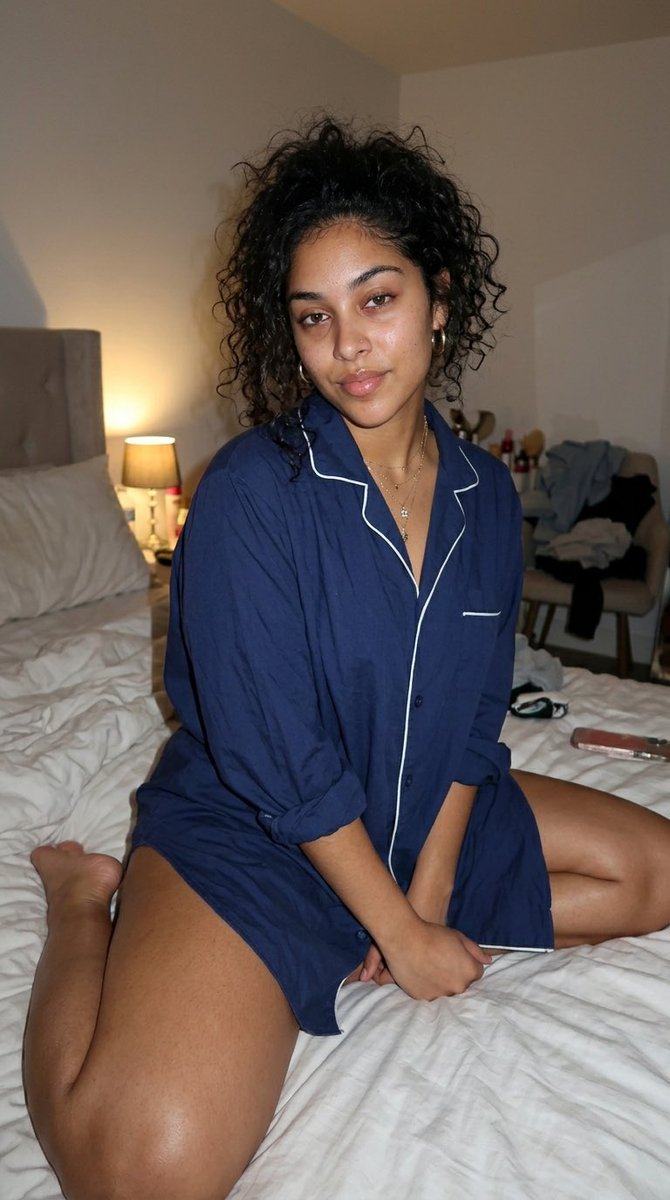 Aviennak4's tweet photo. looking this innocent while knowing exactly why you stopped scrolling https://t.co/UQP5eRtDDz