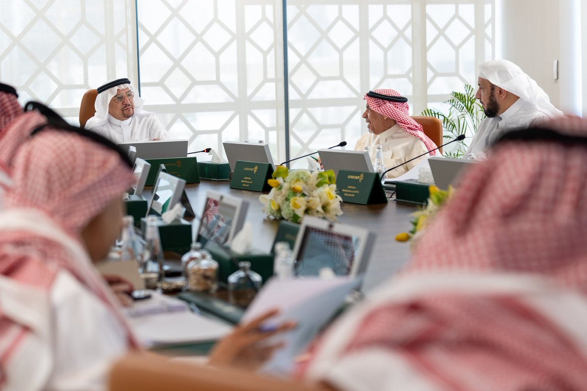 SAWilayah's tweet photo. مجلس إدارة الهيئة العامة للولاية يعقد اجتماعه الخمسين

عقد مجلس إدارة الهيئة العامة للولاية على أموال القاصرين ومن في حكمهم اجتماعه الخمسين، برئاسة صاحب المعالي وزير الدولة عضو مجلس الوزراء، رئيس مجلس إدارة الهيئة، الدكتور/ حمد بن محمد آل الشيخ، وبحضور أصحاب المعالي والفضيلة والسعادة أعضاء المجلس، وذلك يوم الخميس 20 أغسطس 2026م، في مقر الهيئة الرئيس بمدينة الرياض.

وأوضح سعادة عضو مجلس الإدارة، رئيس الهيئة، الأستاذ/ محمد بن عبد الله العقلا، أن المجلس ناقش الموضوعات المدرجة على جدول أعماله، واتخذ بشأنها القرارات اللازمة، بما يدعم تحقيق مستهدفات الهيئة الاستراتيجية، ويعزز جهودها في خدمة المستفيدين والمشمولين بنظامها.

#هيئة_الولاية
