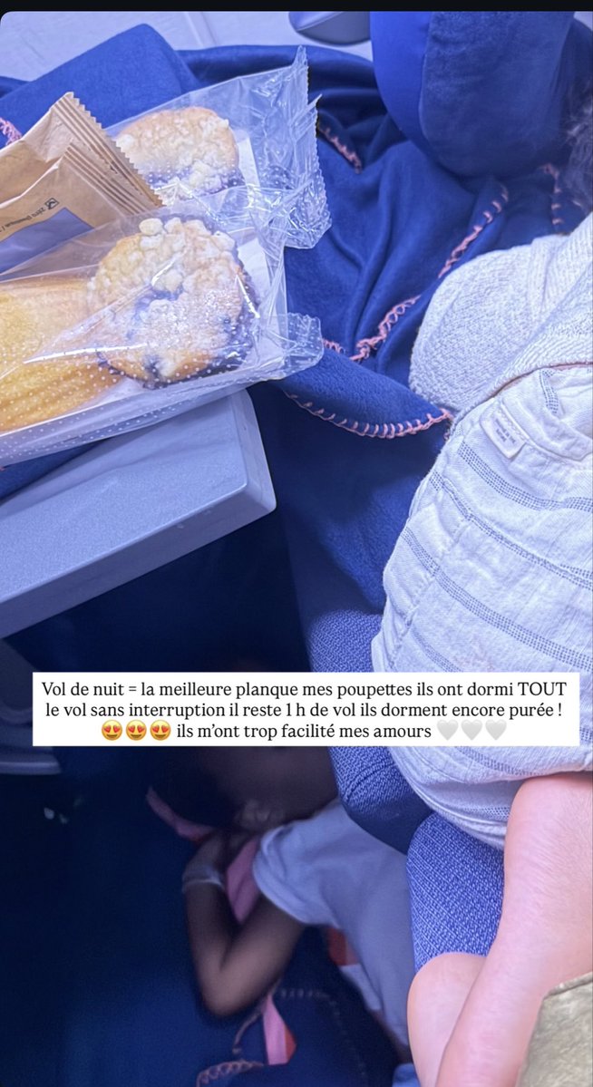lilouLi75365271's tweet photo. On ne fait jamais jamais dormir un enfant au sol pendant un vol!! Déjà pour des raisons d’hygiène ensuite si une turbulence imprévue apparaît, le choc peut être terrible. Mais bon tu voulais la paix à n’importe quel prix, au détriment de la sécurité de ton bb ... #poupettekenza https://t.co/fiDwH1yvC4