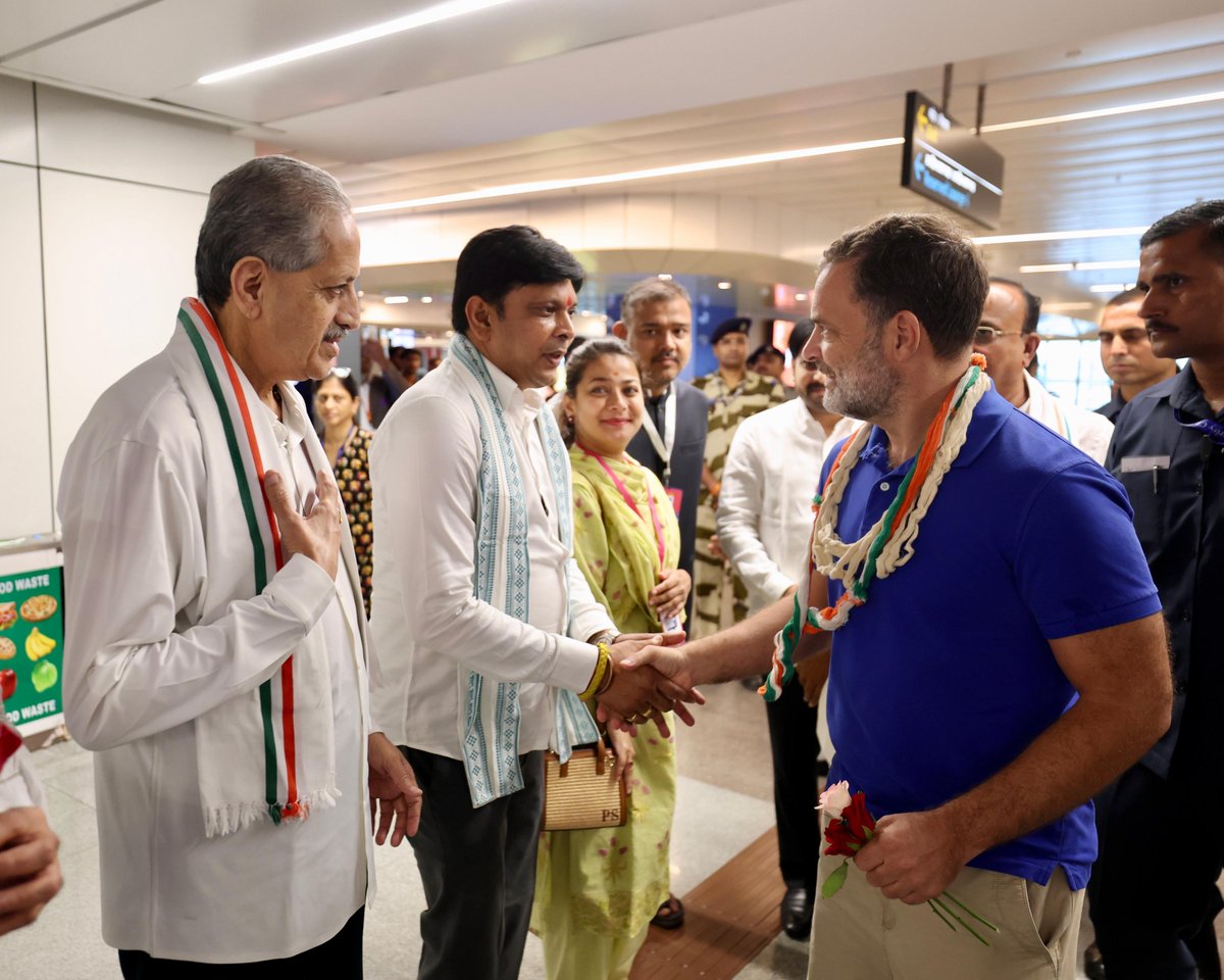 INCIndia's tweet photo. LoP Shri @RahulGandhi received a warm welcome at Pune Airport.

He will soon join the Chhatron Ki Goonj event to hear the girls' stories, dreams and struggles. https://t.co/0FN4uyf5Jo