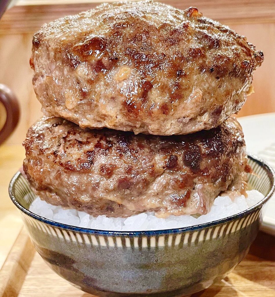 gourmetroad5's tweet photo. 東京都渋谷駅近くにあるお店「挽き肉のトリコ」の、厳選した牛肉を100%使用した粗挽き肉で肉汁がたっぷり詰まった「究極のハンバーグ定食(Wバーグ)」✨ https://t.co/4AZJeZ2Js3