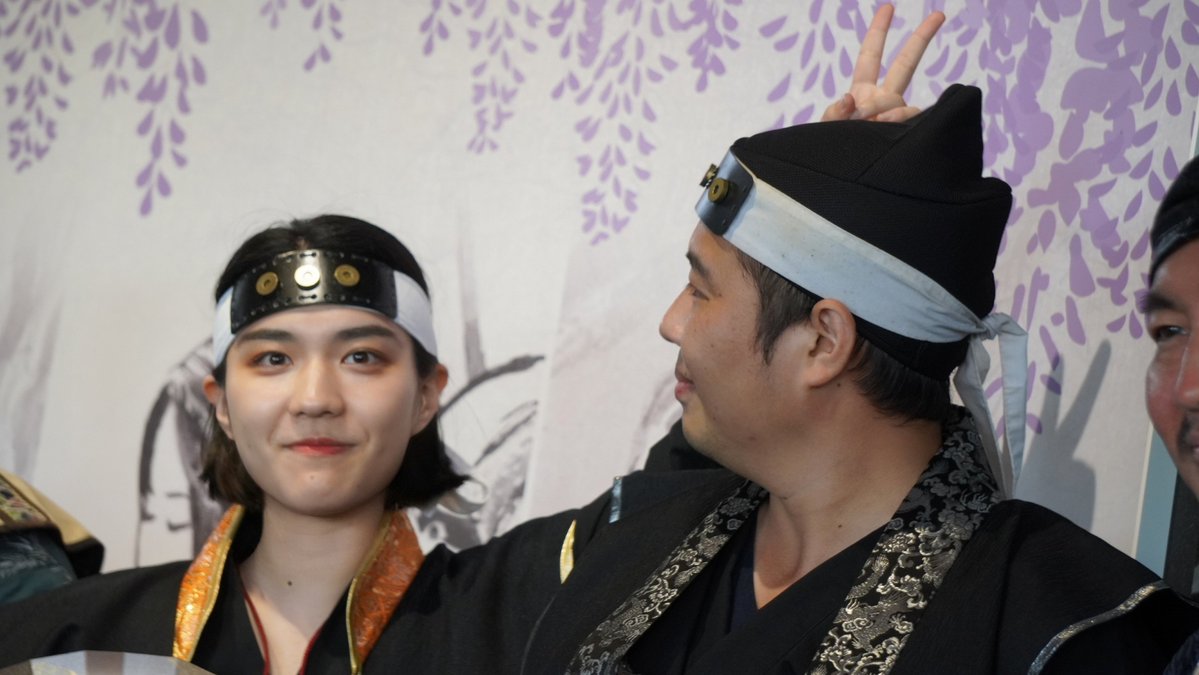 cBDoKrrHWuXPu5v's tweet photo. #京都長岡京おもてなし武将隊つつじ
#少斎出立祭
#小笠原玄也 殿
玄也殿、クールに決めて、さっそく射抜かれる目線😆
でも父、少斎殿の背後でピース✌も‼️くれるお茶目さも🥰🥰🥰 https://t.co/L8cItQ7kZu