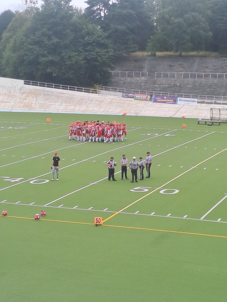 lofgrenin's tweet photo. Laatua lauantaihin @Roosters1979 vs @TampereSaints @Vaahteraliiga Velodromilla #Roostersfamily #Amerikkalainenjalkapallo #Jenkkifutis #Jefu https://t.co/yfzCIuPHyw