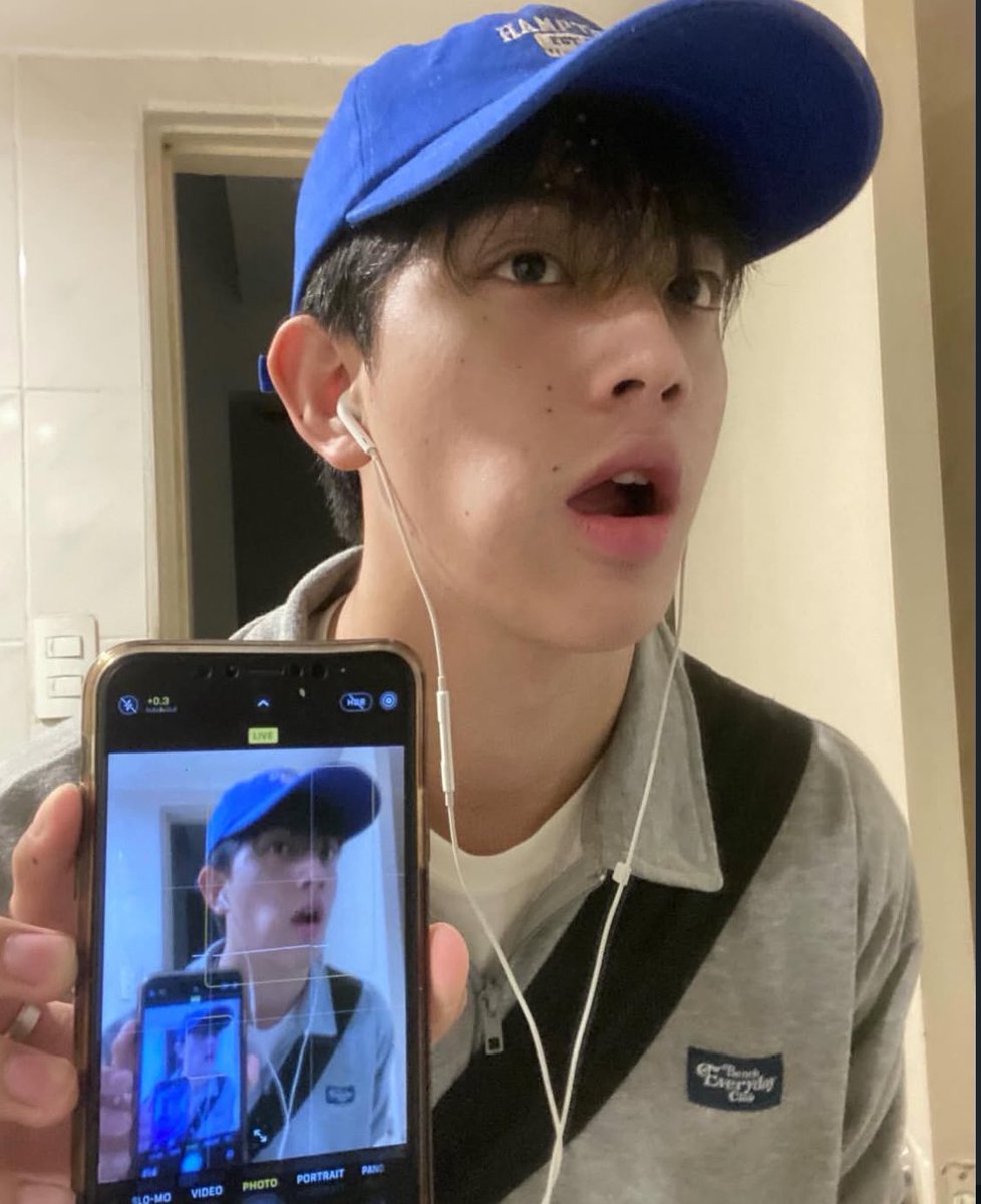freakyajaa's tweet photo. WHY THIS FLOLIFER SO FINE... https://t.co/0mlWYEr5fh