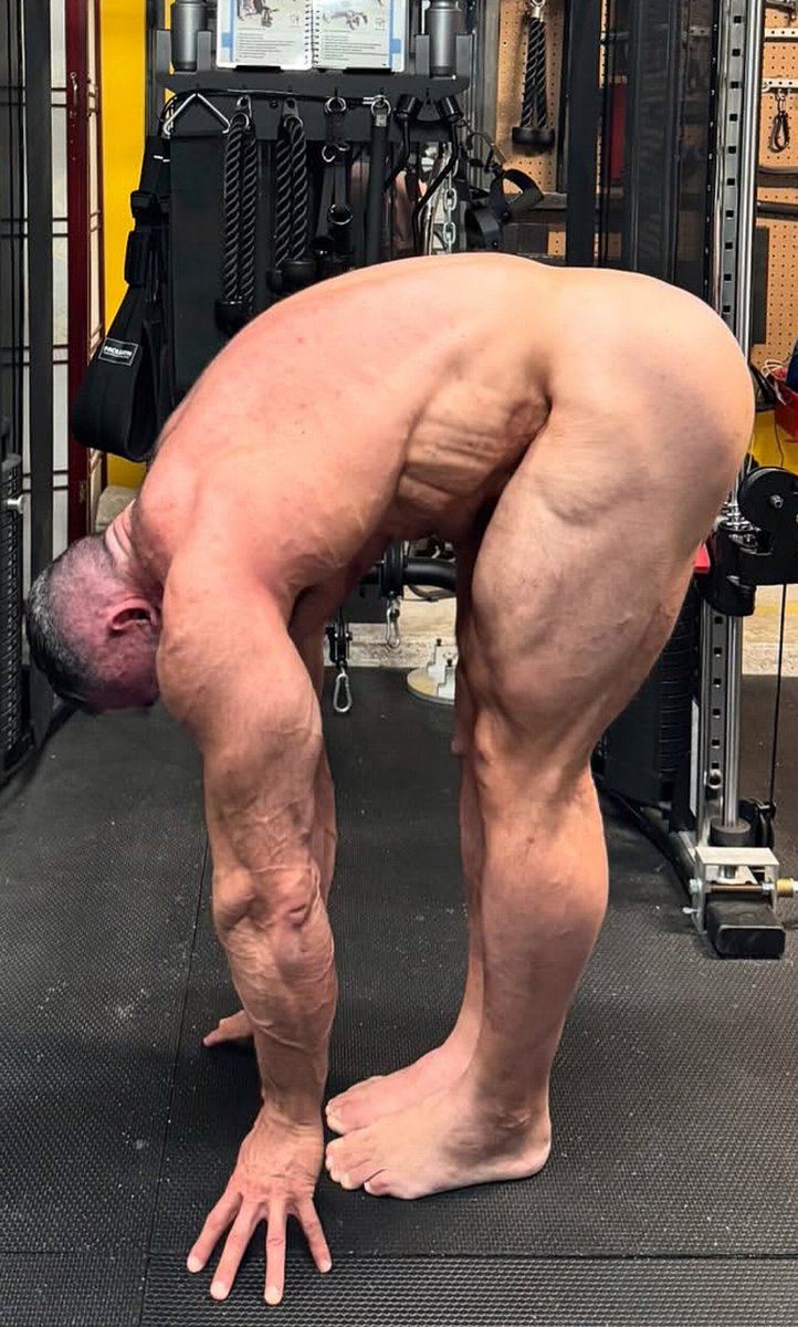 BodybuildersHOT's tweet photo. 💪 https://t.co/tnq8dUFdb7

#bodybuildingbackstage #bodybuilding #backstage #muscles #bodybuildingtan #protan #ifbbpro #bodybuilder #workout #gymbro #posing #nakedposing #naked https://t.co/XH9up7nCna