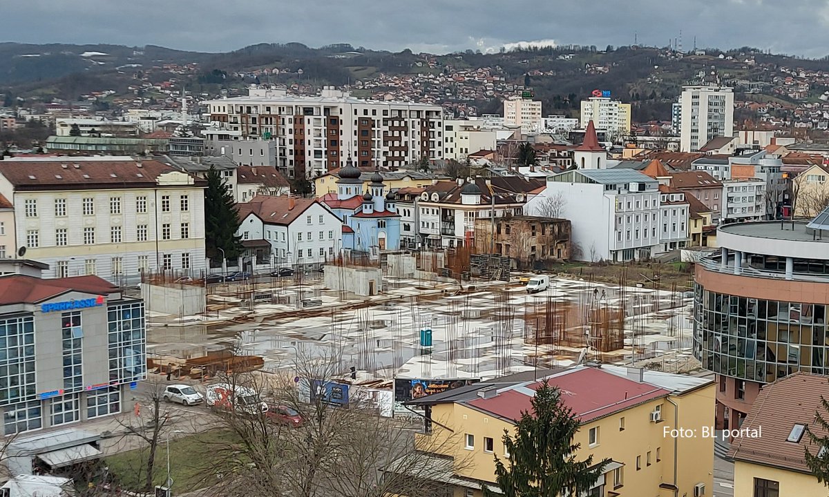 ticha_a's tweet photo. 🧱A šta za to vrijeme radi Banjaluka? Dok Evropa bježi od asfalta i betona, kod nas se beskompromisno betoniraju zelene površine dok doslovno crkavamo od toplote. Umjesto prirodnog hlada, uži i širi centar grada pretvaraju se u nova, užarena „toplotna ostrva”. https://t.co/aVZoOjIn9D
