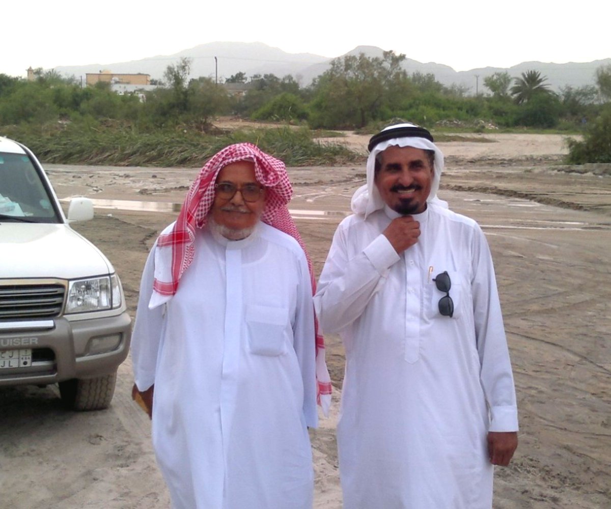 ahmad_m_otaif's tweet photo. عبدالله حويل… رجلٌ لا يغيب أثره

توفي عمي عبدالله بن سعيد #الحويل #آل_دواس #الوداعين #الدوسري، هذا اسمه كاملا
لكنا نعرفه بعبدالله حويل،
لم يكن ابن خالة والدي فقط، بل كان قريبًا جدًا منه بل أكثر من أخ؛ ترعرعا معًا، ونشآ متجاورين في العمر والروح والذكريات. ومنذ صغرنا ونحن نسمع قصصهما وحكايات أيامهما الأولى، حتى أصبحت سيرته جزءًا من ذاكرتنا نحن، لا من ذاكرة والدنا وحده.
لم يكن عبدالله حويل شخصًا عابرًا في حياتنا، ولا اسمًا يمر في سجل الأسرة ثم يُطوى؛ بل كان رجلًا ذا أثر وتأثير، وحضورٍ لا يخفى، وذكرٍ يبقى بعد مغادرة المكان.

عرفناه صاحب التوجيه الصادق، واللسان الذاكر، والشخصية الواثقة، والسمت الوقور، والهندام الذي يعبّر عن هيبة صاحبه واعتزازه بنفسه. 
 له حضوره الخاص؛  واعتزاز بالنفس يلمسه من عرفه. لم يكن يحب أن يظهر في موطن ضعف. وإذا دخل مجلسًا أحدث فيه فرقًا، بشخصيته وحضوره وثقته وسمته.

في #الحصامة لم يكن غريبًا ولا ضيفًا؛ بل كان واحدًا من نسيجها الاجتماعي والإنساني، له في طرقاتها وبيوتها ومجالسها ذكريات، ومع كثير ممن خالطهم حكاية أو موقف أو أثر. حتى إن شجرةً كان يكثر الجلوس عندها ارتبطت باسمه، وأصبح الناس يسمونها (سلامة ابن حويل)؛ وكأن المكان نفسه احتفظ بشيء من سيرته ووجوده. وبقي في حنين دائم له كلاهما يأنس بزيارة خاطفة، حتى (أم امخرق وامير) في محافظة #الحرث التي كان ينجع الناس فيها، لها ذكرى منه وعنده.

ولقصته منذ طفولته معنى آخر.
فقد نشأ يتيم الأب والأم، لكنه لم ينشأ محرومًا من المحبة والرعاية؛ إذ احتضنه أخواله، وكفله الشيخ يحيى شيخ #قبيلة_العطفة ابن عم أمه وزوج خالته جبرة، ونشأ مع ابنه الشيخ محمد، فكانا كالشقيقين المتحابين، تحيطهما خالته جَبْرة بمحبتها وحنانها ورعايتها.
وفي ذلك البيت نما عوده، واشتد ساعده، ونشأ سليم الصدر، صلب العود، واعي الفكر، معتزًا بنفسه، وفيًّا لمن أحسن إليه.

ثم جاءت مرحلة أخرى من حياته حين قدم أعمامه من #السليل يطلبون عودته معهم إلى ديار أبيه وهي قصة وفاء أعمام ومحبة أخوال كان بطلها.

لم يكن فراقه على أخواله أمرًا هينًا؛ فقد أحبوه وتعلقوا به، كما أحبهم وتعلق بهم. لكنه قدر الحياة، وحق القرابة، ومسار لا بد أن يمضي فيه من كان محبوبًا بين أهله من الجانبين.

وكان مما خفف عليهم أن أعمامه كانوا هم أيضًا من أهل الوفاء والكرم، لا يقلون حرصًا عليه ومحبة له؛ فأكرموه، وسلموه حقوق أبيه، ووقفوا معه، ودعموه حتى استقرت حياته، ثم زوجوه امرأة كريمة كانت له خير سند ورفيقة درب، وبنيا معًا بيتًا وأسرة متحابة من البنين والبنات.

هكذا كانت حياته رحلةً بين أحبته، وكل بيت كان يرى فيه واحدًا منه.

كان لفقد أبي أثره العميق فينا، لكن وجود عمي عبدالله كان يحمل لنا شيئًا من صورته وذكراه. كنا حين نراه نستعيد جانبًا من والدنا، وحين نستمع إليه نسمع صدى أيامهما، وحين نستحضر سيرته نستعيد حكايات رجلين عاشا سنوات التكوين الأولى معًا.
دائما نروي لأبنائنا قصصهما معًا، لتبقى تلك الأيام حاضرة في جيل لم يشهدها، لكنه عرفها من كثرة ما سمعها.

رحم الله أبي، ورحم الله عمي عبدالله، ذلك الرفيق الذي بقي وفيًا للذكرى حتى آخر العمر.
لا تغيب عن ذاكرتي صورة آخر لقاء بينهما، حين رجع والدي من المستشفى لمقر إقامته وكان في انتظاره عمي عبدالله وجلس بجانب أبي على ذلك السرير الكبير وكلهما ينظر للآخر نظرة وداع بحديث يخالطه البكاء وبعيون غارقة في الدموع وتعانق الأخوان ... عندها استسلمت لحتمية الفراق.
سيبقى عبدالله بن حويل بالنسبة لنا علامة فارقة في #تاريخ_الأسرة، لا مجرد اسم يُذكر.
وله في ذاكرتنا الكثير…
فالذين يتركون أثرًا في الناس لا تختصرهم الأسطر، والذين يعيشون طويلًا في ذاكرة أهلهم لا تنتهي قصتهم يوم رحيلهم.
ولعل أجمل ما يتركه الإنسان بعده أن يرحل، ثم يجد الناس أنفسهم يذكرونه في الأماكن، وفي المجالس، وفي التفاصيل الصغيرة، وفي مواقف الحياة.وتلك والله حياة أخرى يكتبها الأثر الطيب للإنسان بعد رحيله.

نم قرير العين يا عم عبدالله.
لقد رحلتَ عن الدنيا، لكنك لم ترحل من ذاكرتنا، وستبقى صورتك ومواقفك وحكاياتك حاضرة في بيوتنا ومجالسنا، نرويها لأبنائنا كما كنا نسمعها من آبائنا.
رحم الله عبدالله حويل رحمةً واسعة، وغفر له، وعفا عنه، وأكرم نزله، ووسع مدخله، وجعل ما أصابه تكفيرًا وتطهيرا ورفعة، وأسكنه الفردوس الأعلى من الجنة.
اللهم اجمعه بوالدنا ومن سبقه من أهله وأحبابه في مستقر رحمتك، واجمعنا بهم في جنات النعيم، حيث لا فراق ولا حزن ولا وداع.
رحم الله رجلًا كان له في كل مكان ذكرى،
وفي كل قلب عرفه أثر،
وفي تاريخ أسرته صفحة لا تُطوى.
إنا لله وإنا إليه راجعون.

https://t.co/T17SfKn4Jj