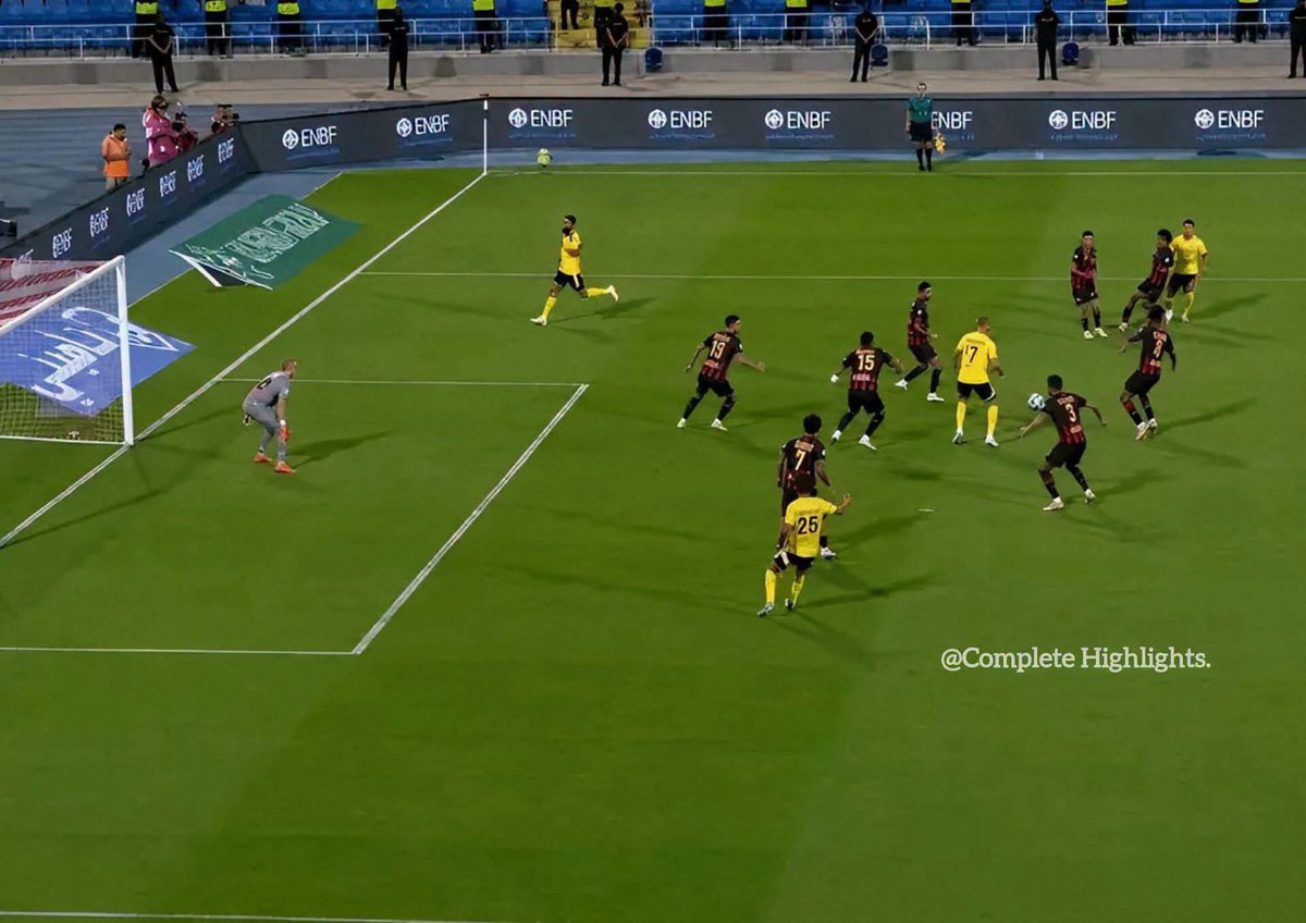 Grandsoncr7's tweet photo. Imagine if Messi had faced 8 defenders, turned, and finished with one touch, Romano would’ve posted about it 69 times. https://t.co/YHSM5qevM9
