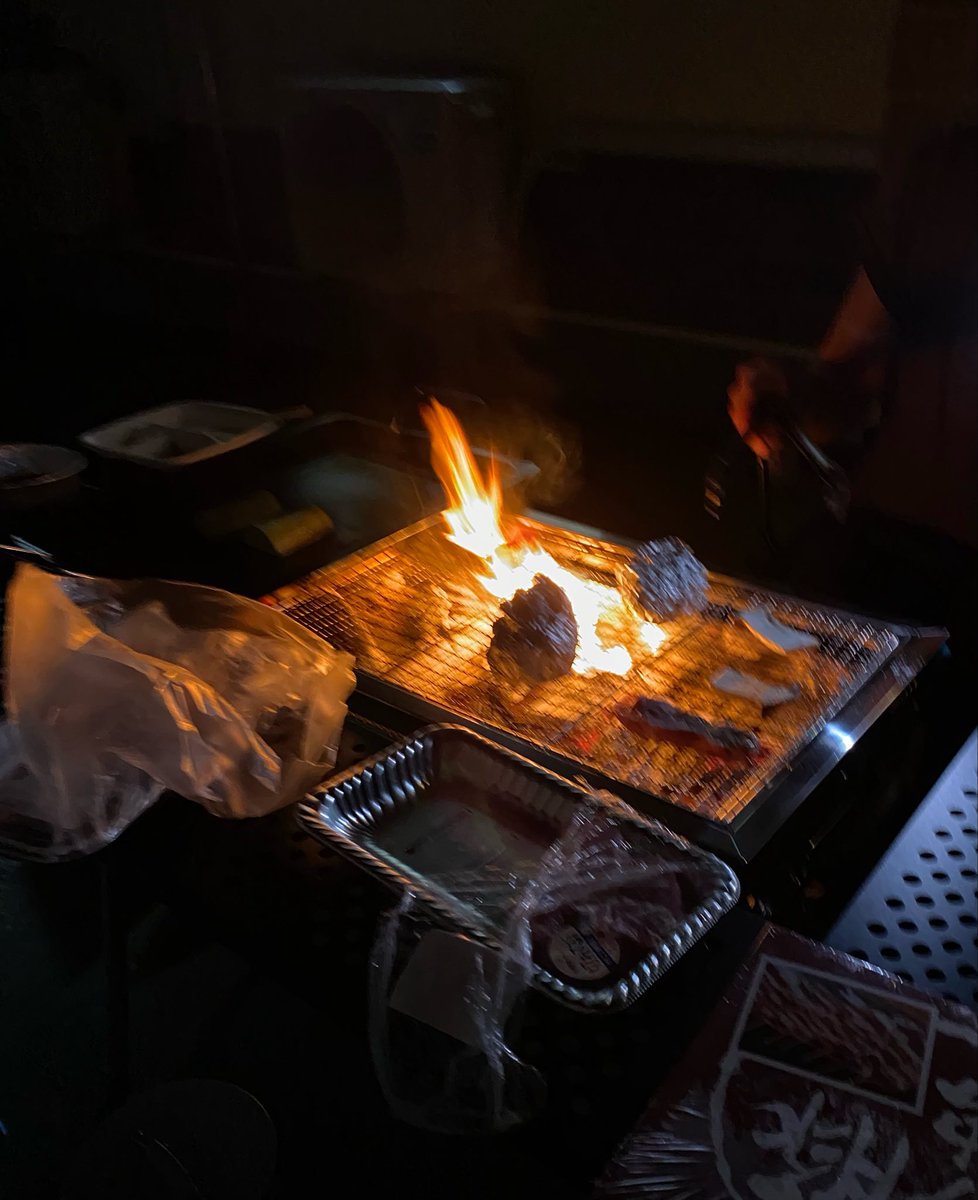 blacktea_z's tweet photo. 夜は涼しい

外でBBQ🍖

我が家庭なくて敷地って感じ。 https://t.co/mhXSY0vbgu