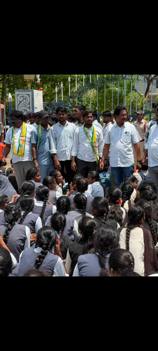 PogulaSute22's tweet photo. ఈ రోజు TRSV  ఆధ్వర్యంలో Govt.పాలిటిక్నిక్ కాలేజ్ నుండి హన్మకొండ కలెక్టరేట్ వరకు విద్యార్థులతో ర్యాలీ తీసి, PRO గారికి మెమొరాండం ఇవ్వడం జరిగినది.# Telangana Rashtra sena
#Student wing
#Social service 
#Pogula sutej
#kavitha akka
#Warangal https://t.co/x03Un8lee9
