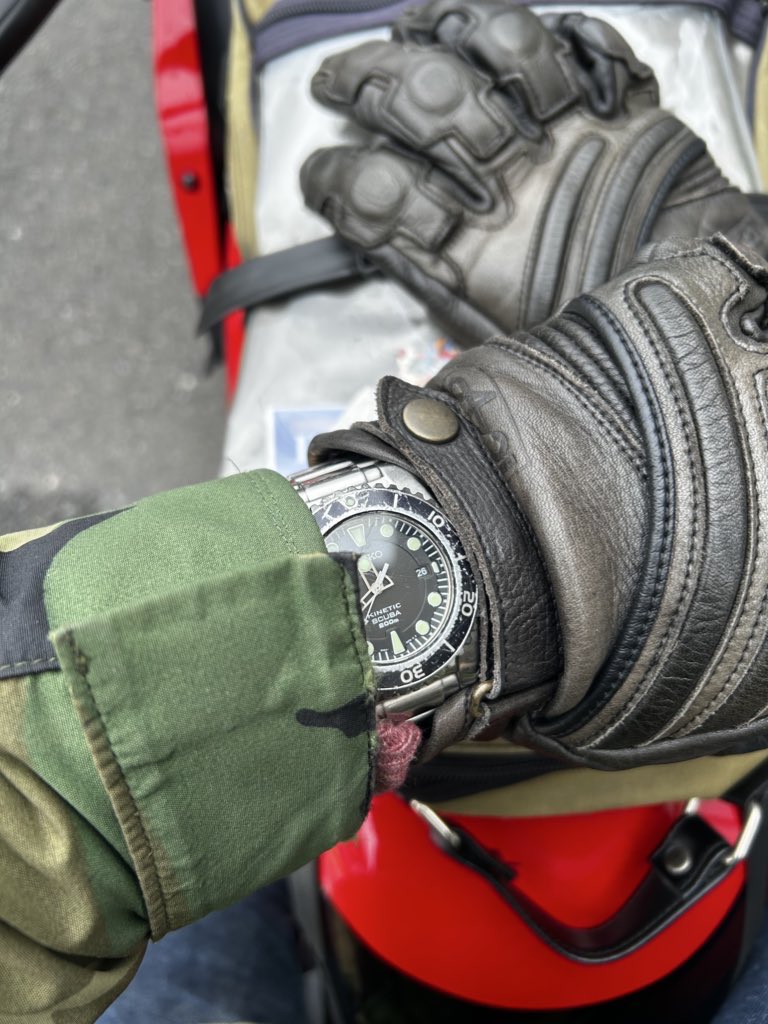 shoeman3110's tweet photo. お医者さま曰く左手首の骨は「しゃけフレークみたいだったよ！」とのことなんだけど、愛用のセイコーキネティックちゃんがベルトからちぎれてボディが行方不明になってるあたり察しますわね
もはや腕時計を破壊する衝撃で手首が砕けた説もありますわ https://t.co/82C9V5h3aO
