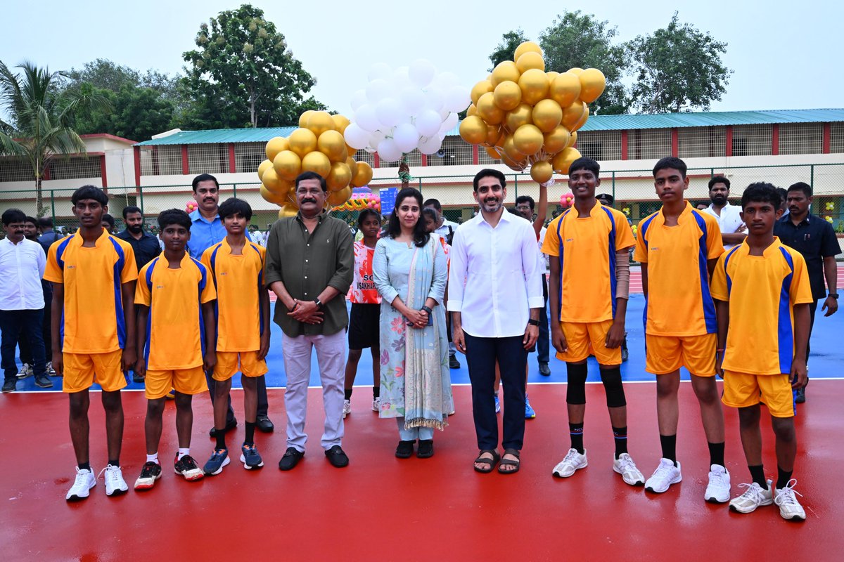 naralokesh's tweet photo. విశాఖ జిల్లా మధురవాడలోని చంద్రంపాలెంలో దివీస్ ల్యాబ్స్ సహకారంతో రూ.6.48 కోట్ల వ్యయంతో అభివృద్ధి చేసిన జడ్పీ ఉన్నత పాఠశాలను ప్రారంభించాను. ఆధునీకరించిన తరగతి గదులు, క్రీడా మైదానాలు, మౌలిక వసతులను పరిశీలించాను. ఈ సందర్భంగా పాఠశాలలో తాగునీటి ఆర్వో ప్లాంట్, క్రికెట్, వాల��బాల్ కోర్ట్, బాస్కెట్ బాల్, వాకింగ్ ట్రాక్ ల ప్రాంగణాన్ని ప్రారంభించాను. విద్యార్థులతో కలిసి సరదాగా వాలీబాల్ ఆడాను.