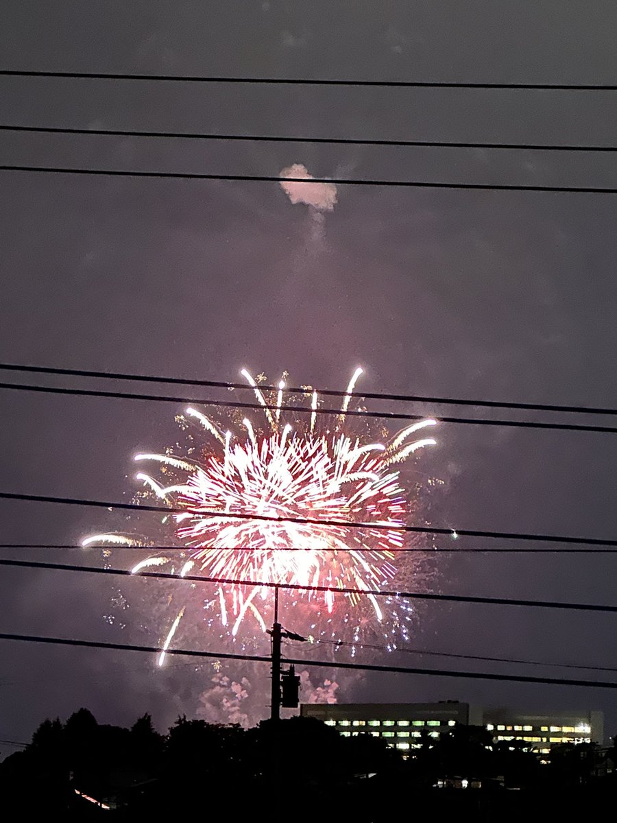 BeAT_not_beet's tweet photo. 今年も自宅から花火見れるぜ✌( ¨̮ ✌ https://t.co/M61R1m88bN