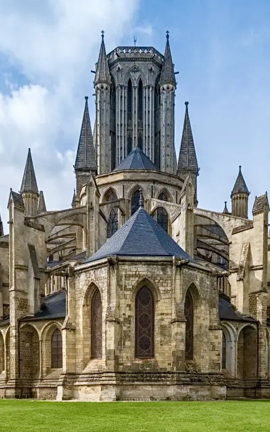 1981Sanctuaries's tweet photo. @arteviajero_com Durante la Revolución Francesa, la impresionante Catedral de Coutances se utilizó temporalmente para almacenar grano; ¡un inusual giro del destino que la protegió de la destrucción!
#HistoriaDeFrancia #Patrimonio #Catedral https://t.co/fgeV4cZ5U7