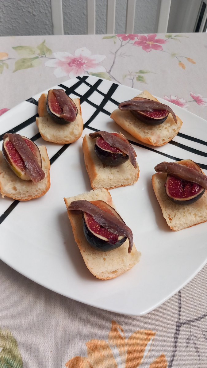 PepGranellTrave's tweet photo. Aperitivo preparado para hoy. Vamos afinando y siguiendo sus indicaciones 💜💪
Las próximas serán con otras #anchoas
Estas de Consorcio bastante normales.
Muchas gracias 
@EVernacci 
@Apiporrarse 
@InakiCaroUnsain 
#Twitter #gastrolovers #figues #higos #gourmet #eat #cocinar https://t.co/4jwQMFkmQQ