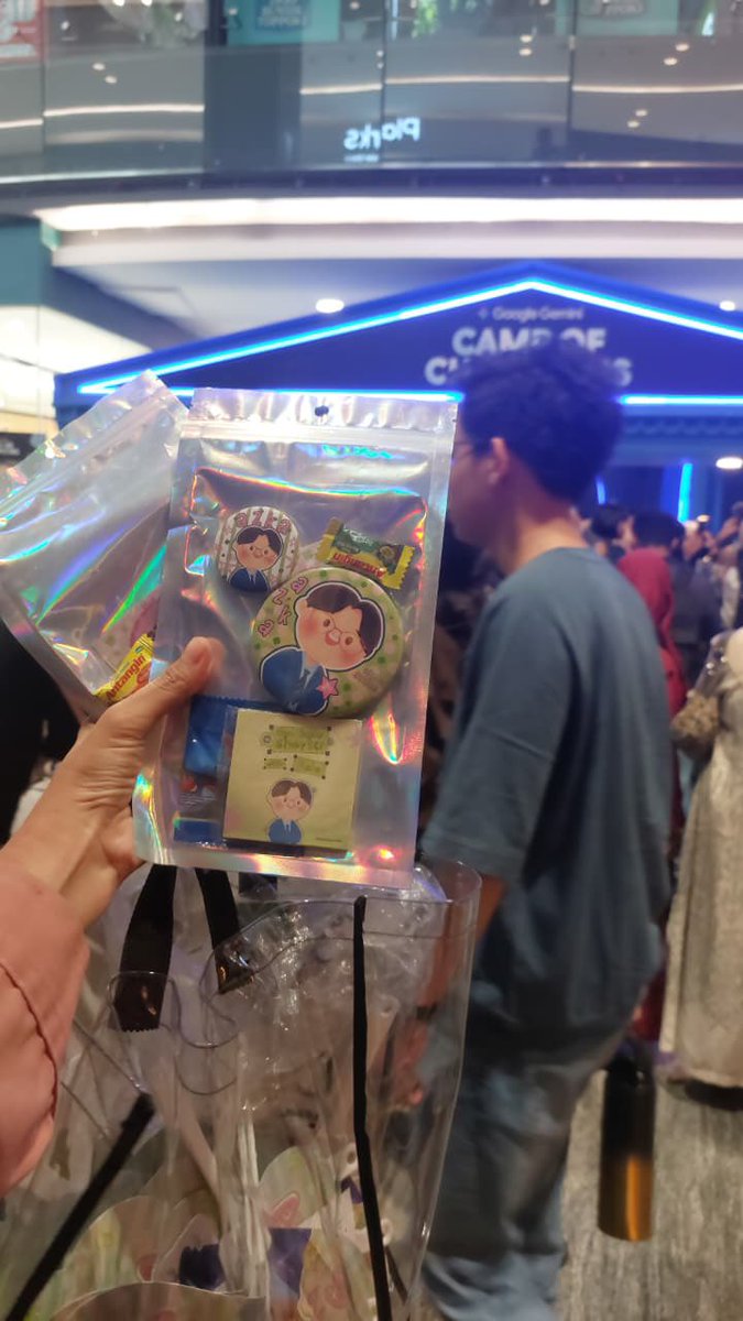 AzkiesCorner's tweet photo. UPDATE! 🫶🏻

persediaan freebies kipas &amp; Azkies set masih ada ya, guys! 💚🍀

Team Azkies Corner sekarang lagi ada di dekat booth Gemini. 

Look out for us: outer pink + kaos stripe hitam putih + pin clover 🍀

Yuk yang belum dapat, merapat! 💚

#azkies #finalchapterCoCs3 https://t.co/M3mhrVrVGr