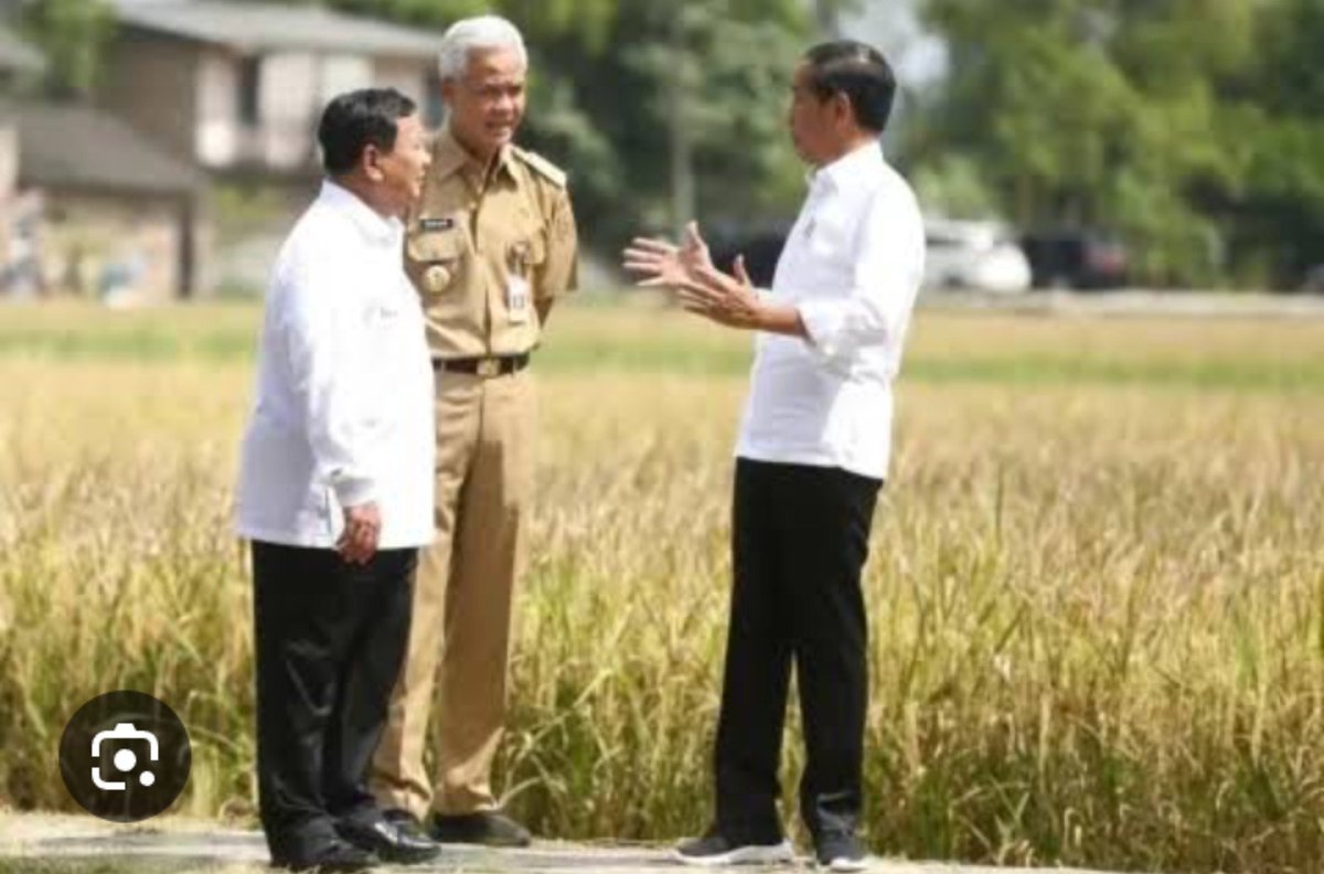 jie_jie_jokowis's tweet photo. Sekali lagi aku ingatkan ya wahaii warga kebo...Foto ini sangat kuat sebagai bukti visual bahwa narasi Jokowi hanya ingin Ganjar bersanding dengan Prabowo,bukan dengan GIBRAN!
tapi sayangnya semua itu rapuh ketika dihadapkan pada realitas elektoral.
.Teriak-teriak benci Gibran https://t.co/1kG7ulBaKr