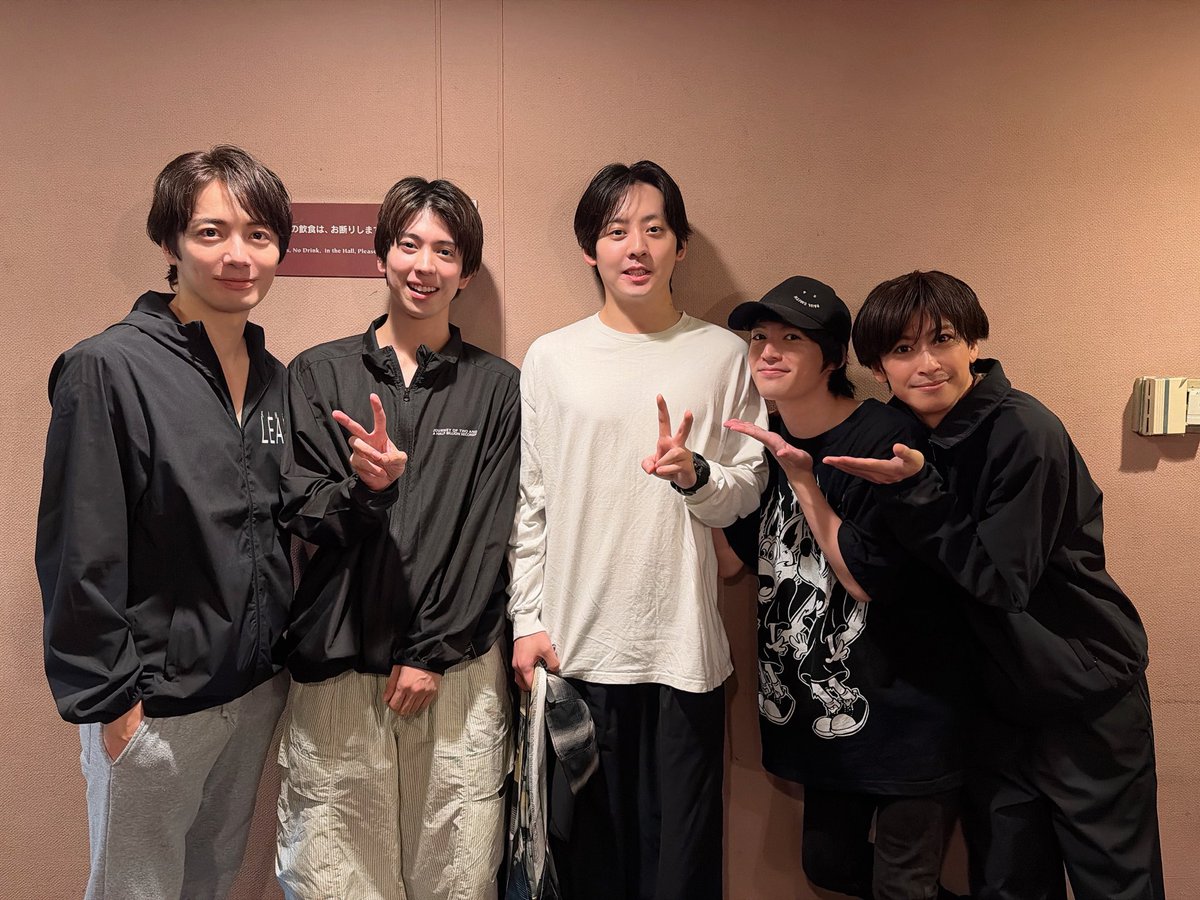 0909Ryugi's tweet photo. 舞台『回転する夜』
８日目！
ご来場誠にありがとうございました！

今日はマチネにひかるくんが来てくれて
ソワレはずっきーさん、かんだいさん、りょーやくんが来てくれました！！

嬉しいー！！
明日はいよいよ千穐楽です！

最後まで頑張ります!

#舞台回転する夜 https://t.co/wye6yitbSH
