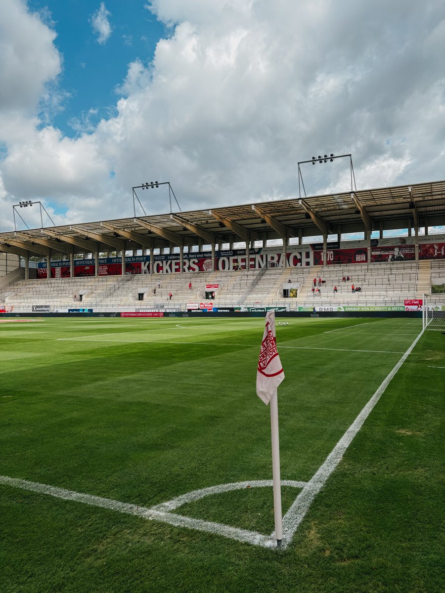 OFC_offiziell's tweet photo. Gude vom Bieberer Berg! 👋🔴⚪️ #OFCM05 #kickersoffenbach #dasistoffenbach #seit1901 https://t.co/l5aUd4RE3Y