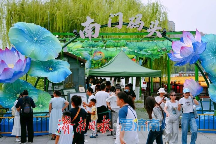 AmyZhan39778687's tweet photo. Early autumn brings a fresh lakeside experience to Daming Lake. At the newly upgraded South Gate pier, giant lotus-inspired canopies offer shade by day and glow after dark, turning even the wait for a boat into part of Jinan's charm. https://t.co/xqNK6EM2NY