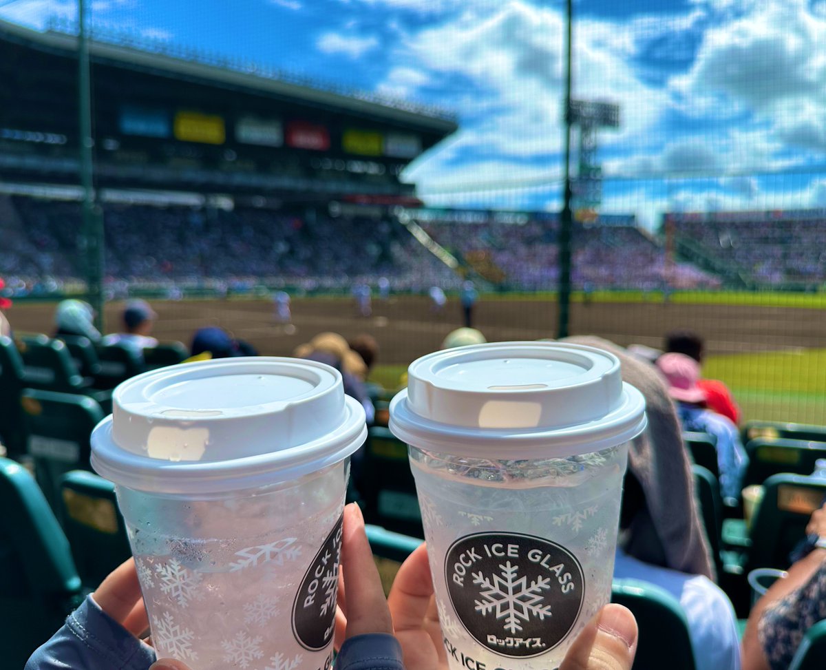bagel__coffee's tweet photo. 今年の甲子園も今日で終わり。
この前までここで🥯さんと暑い暑い言ったり、ポンチョ着て雨をしのいだりしてたけど、今年の夏ももう終盤。

でも高校野球はすぐ秋の新チームが始動するし、うちらも秋はまたキャンプでも行こうかな。
ひとつ季節が終わっても、また次の楽しみはいくらでも作れる。 https://t.co/3d0TPaBVw8