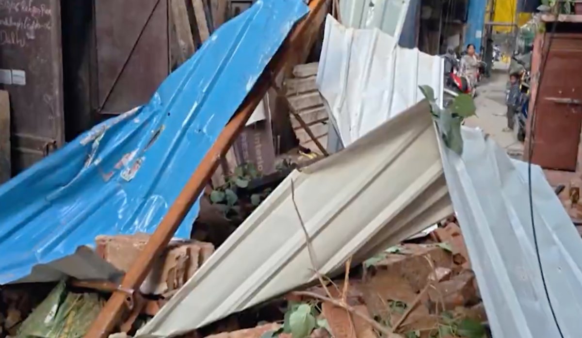 TheDailyPioneer's tweet photo. 44-year-old labourer killed, another injured in fall at Delhi property
Click here : https://t.co/Sz0I9bCIxF
#Delhi #FatehNagar #LabourerDeath #WorkplaceAccident #DelhiPolice #Safety #BreakingNews https://t.co/ilZDyQ8JMG