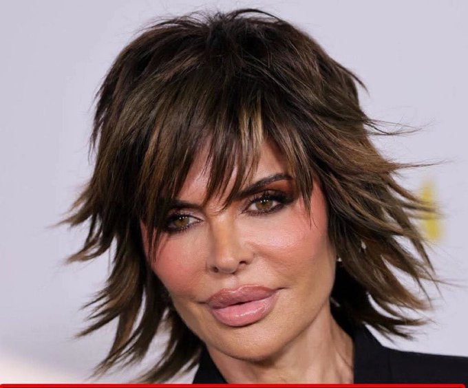 A_Nostalgilct's tweet photo. Actress Lisa Rinna: “The whole entire world is making fun of the USA, and the whole entire world is making fun of Donald Trump. 

What's your response to Lisa Rinna? https://t.co/nnBc3yA0qY