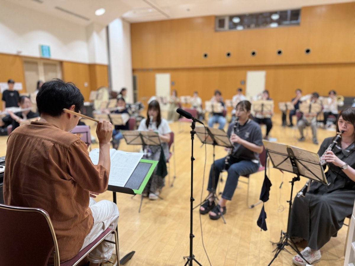 yonosui's tweet photo. 久しぶりの更新です🙏💦
夏休みを挟みまして、二週間ぶりの練習です！

今日は団員指揮者による合奏です😊

クラリネットの方が見学にいらっしゃいました！ありがとうございます🥰 https://t.co/jAIVgqVtrb