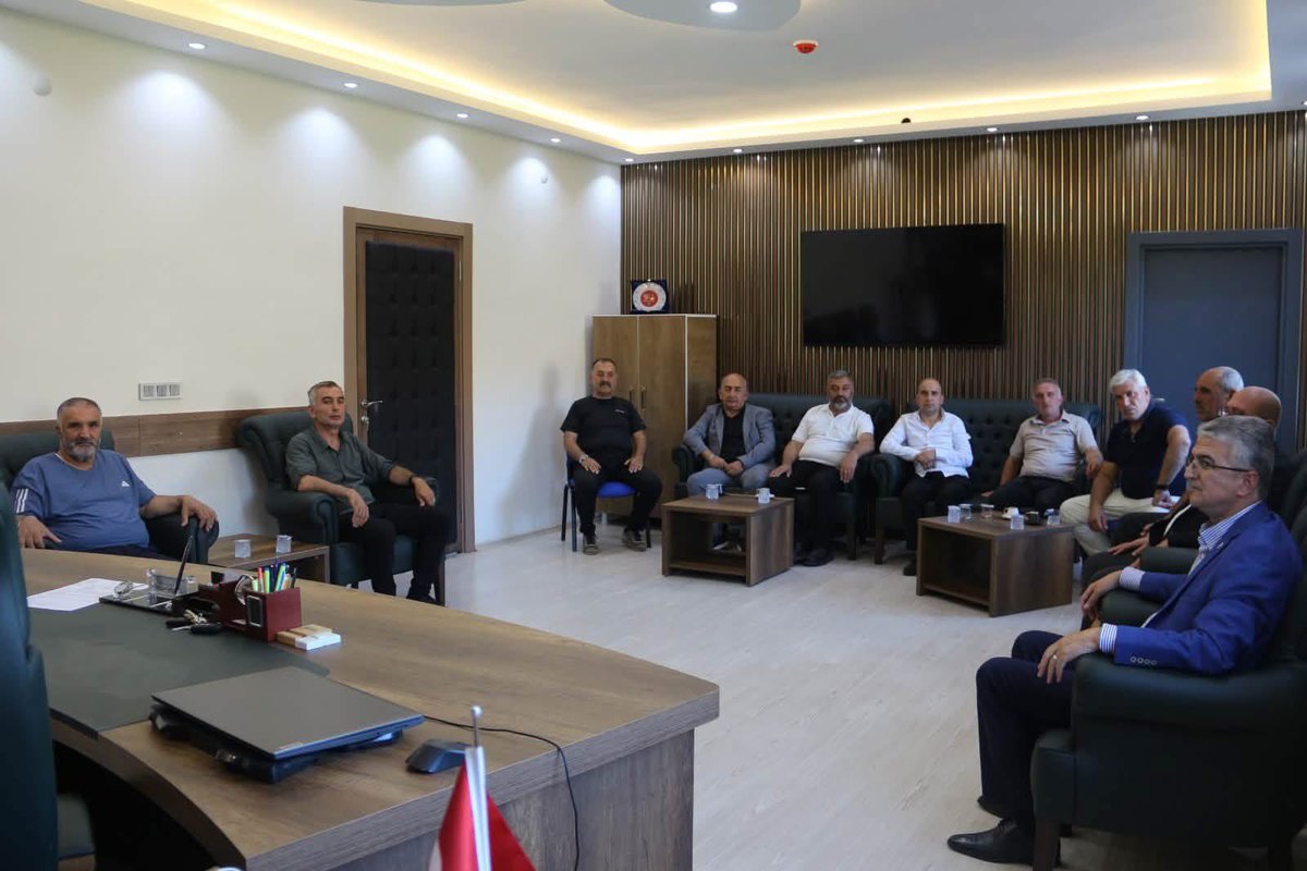 MhpBeyoglu's tweet photo. MHP Beyoğlu İlçe Başkanlığı olarak; MHP Erzurum Milletvekilimiz Prof. Dr. Sayın Kamil Aydın, MHP Pazaryolu İlçe Başkanımız Sayın Saffet Kocabeyoğlu ve Pazaryolu AK Parti İlçe Başkanı Sayın Süleyman Karabektaş ile birlikte Pazaryolu Belediye Başkanımız Sayın İbrahim Şahin’i ziyaret ettik.

Göstermiş oldukları samimi misafirperverlik için teşekkür ederiz. 🇹🇷