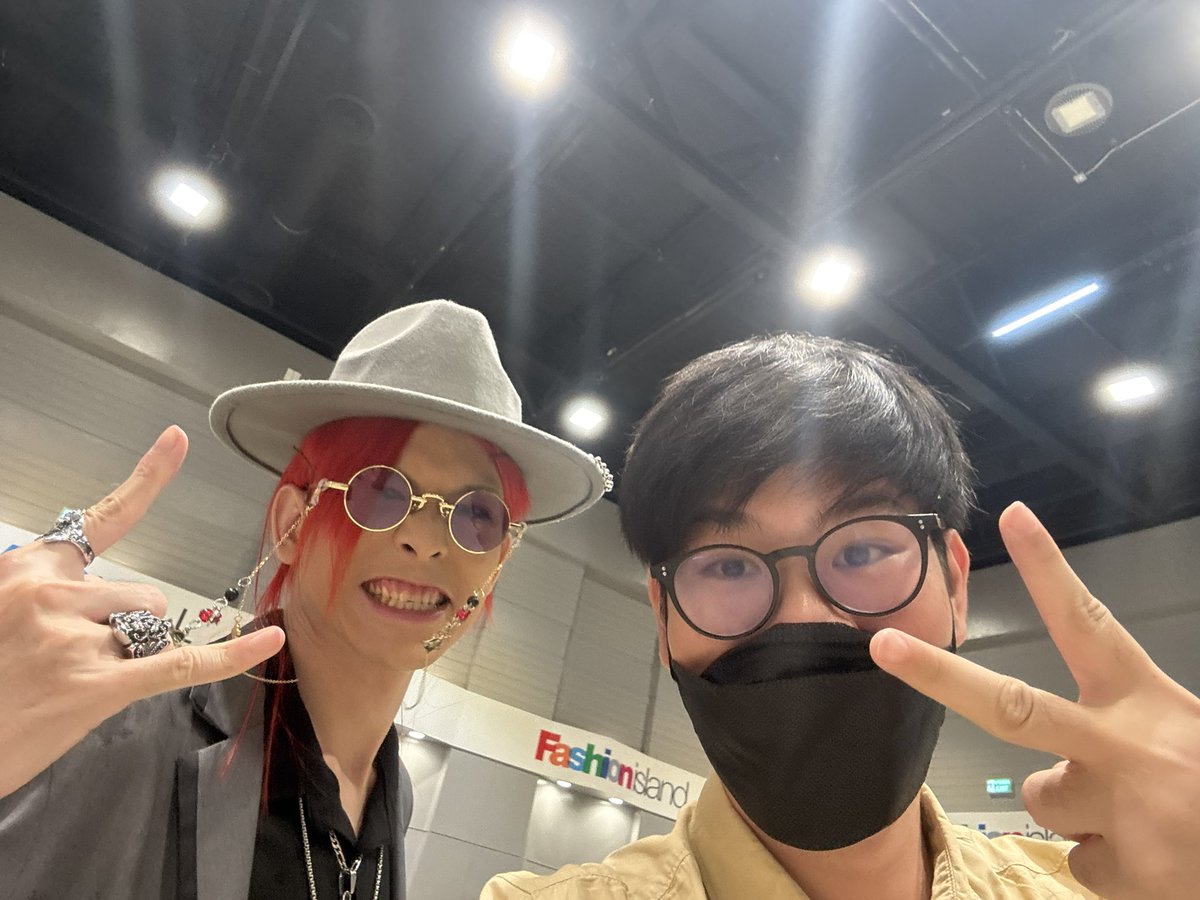 4KA7ORi's tweet photo. I didn’t post in here but I had a booth in an anime convention today! 😅

I was thinking that there was a variety of cosplays in this event until I came across this one guy who dressed as Camellia. 

Yup, that Camellia. 😂 https://t.co/eAJUtLAOjV