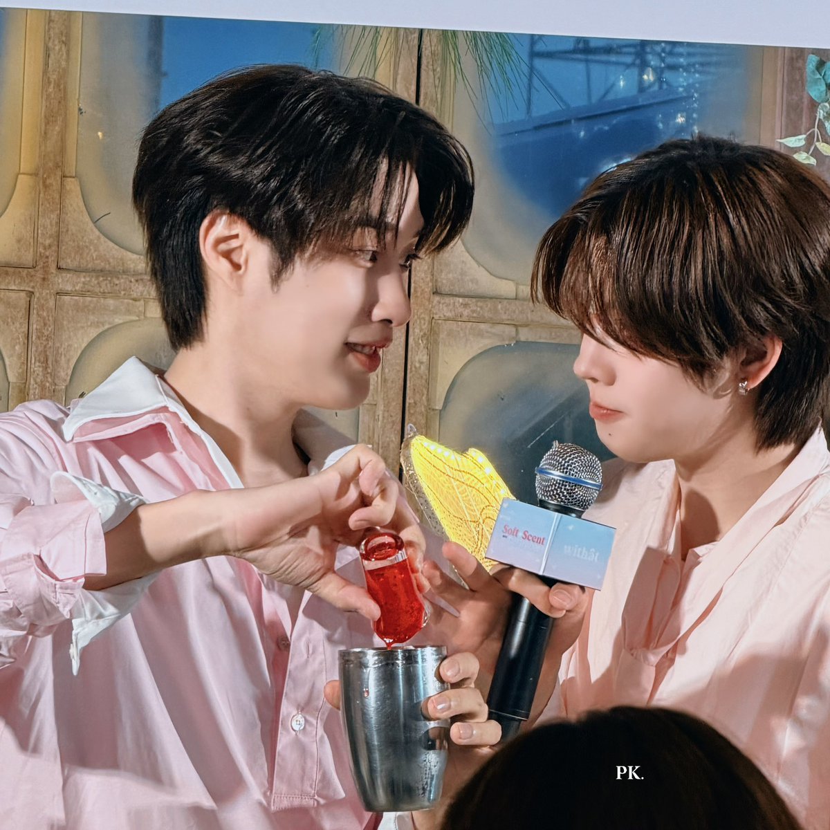 xxpymux__'s tweet photo. คุณบาเทนเดอร์คับ โปรดระวังสตรอว์เบอร์รีหกนะฮะ 🚨

; 💚🩷 @TLE_mtm &amp; @firstone_wnk 
#TLE_mtm #Firstone #TleFirston𝗲 

SOFT SCENT WITHAT TFO
#WithatXTleFirstone https://t.co/p6VBFqF58d