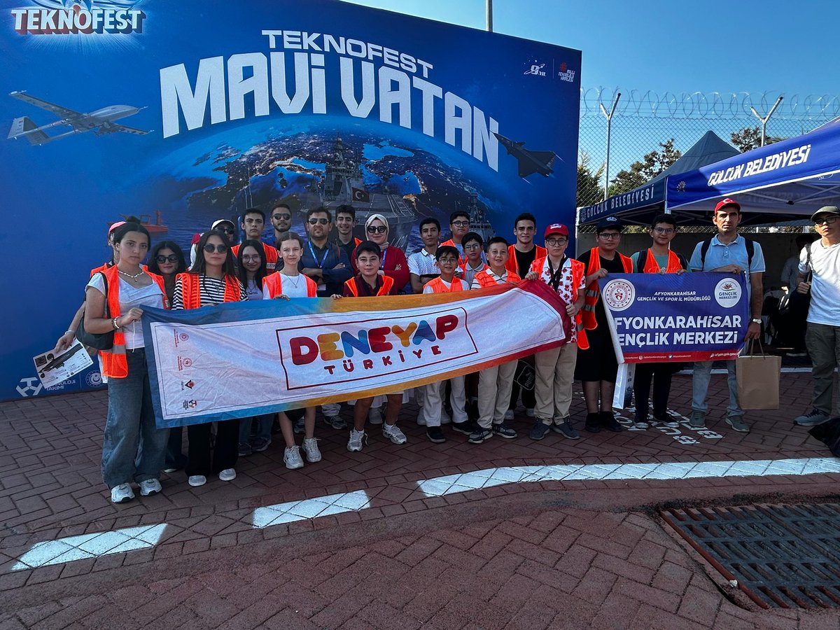 GSB_Afyon's tweet photo. Deneyap Öğrencileri TEKNOFEST Mavi Vatan’da Yerli ve Milli Teknolojileri İnceledi

Afyonkarahisar Gençlik Merkezi Deneyap Teknoloji Atölyesi öğrencileri, Gölcük’te düzenlenen TEKNOFEST Mavi Vatan etkinliğini ziyaret ederek Türkiye’nin savunma sanayii ve denizcilik alanındaki yerli ve milli teknolojilerini yakından inceleme fırsatı buldu.

Etkinlik kapsamında öğrenciler; Kızılelma’dan Akıncı’ya, TCG Anadolu’dan Savarona’ya kadar Türkiye’nin gurur projeleri arasında yer alan hava ve deniz araçlarını yerinde görerek yakından inceledi. Öğrenciler, sergilenen sistemler ve teknolojiler hakkında bilgi edinirken Türkiye’nin savunma sanayii alanında ulaştığı teknolojik kapasiteyi de yakından gözlemledi.

Deneyap Teknoloji Atölyelerinde teknoloji, tasarım, üretim ve inovasyon alanlarında eğitim alan öğrenciler için gerçekleştirilen ziyaret, öğrendikleri bilgileri gerçek dünyadaki teknolojik uygulamalarla buluşturmaları açısından önemli bir deneyim oldu.

Afyonkarahisar Gençlik Merkezi Deneyap Teknoloji Atölyesi, öğrencilerin teknolojiye olan ilgilerini artırmak, yerli ve milli teknoloji üretme vizyonunu desteklemek ve geleceğin teknoloji yıldızlarının yetişmesine katkı sunmak amacıyla eğitim ve etkinlik çalışmalarını sürdürüyor.

@oa_bak @gencliksporbak @enes_efendioglu