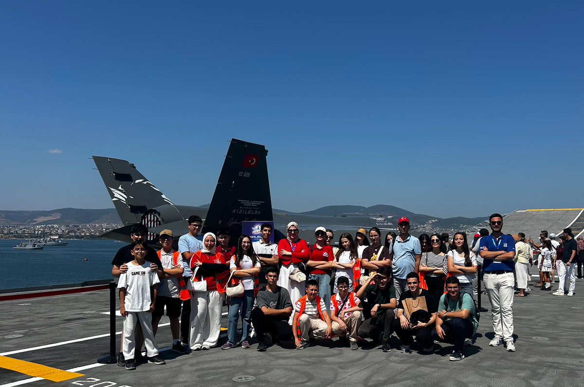 GSB_Afyon's tweet photo. Deneyap Öğrencileri TEKNOFEST Mavi Vatan’da Yerli ve Milli Teknolojileri İnceledi

Afyonkarahisar Gençlik Merkezi Deneyap Teknoloji Atölyesi öğrencileri, Gölcük’te düzenlenen TEKNOFEST Mavi Vatan etkinliğini ziyaret ederek Türkiye’nin savunma sanayii ve denizcilik alanındaki yerli ve milli teknolojilerini yakından inceleme fırsatı buldu.

Etkinlik kapsamında öğrenciler; Kızılelma’dan Akıncı’ya, TCG Anadolu’dan Savarona’ya kadar Türkiye’nin gurur projeleri arasında yer alan hava ve deniz araçlarını yerinde görerek yakından inceledi. Öğrenciler, sergilenen sistemler ve teknolojiler hakkında bilgi edinirken Türkiye’nin savunma sanayii alanında ulaştığı teknolojik kapasiteyi de yakından gözlemledi.

Deneyap Teknoloji Atölyelerinde teknoloji, tasarım, üretim ve inovasyon alanlarında eğitim alan öğrenciler için gerçekleştirilen ziyaret, öğrendikleri bilgileri gerçek dünyadaki teknolojik uygulamalarla buluşturmaları açısından önemli bir deneyim oldu.

Afyonkarahisar Gençlik Merkezi Deneyap Teknoloji Atölyesi, öğrencilerin teknolojiye olan ilgilerini artırmak, yerli ve milli teknoloji üretme vizyonunu desteklemek ve geleceğin teknoloji yıldızlarının yetişmesine katkı sunmak amacıyla eğitim ve etkinlik çalışmalarını sürdürüyor.

@oa_bak @gencliksporbak @enes_efendioglu