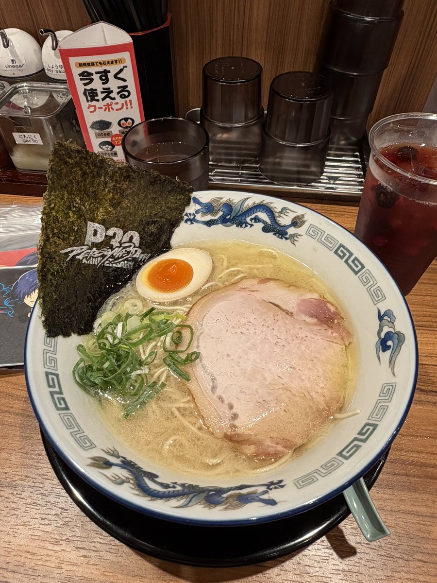 megi_d0's tweet photo. 壱角家コラボ行ってきた～
アクスタはピアスくんでした
特典もワンダーはひとつも出ず😭
でもコラボラーメンめっちゃ美味しかったよ‼️みんなも食べて‼️ https://t.co/2TqiUU9WyD